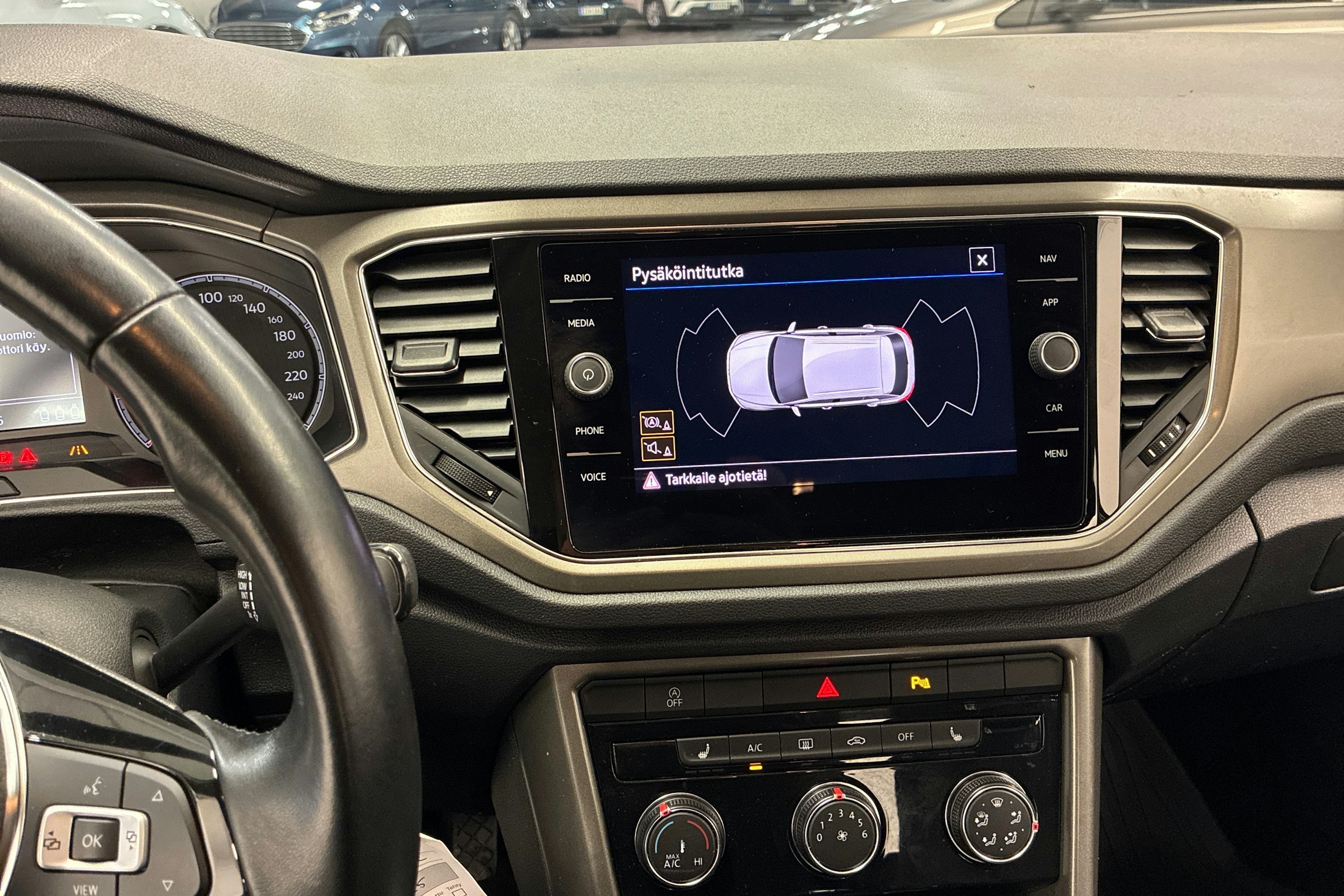 Musta Volkswagen T-Roc 2021 kuva 15.