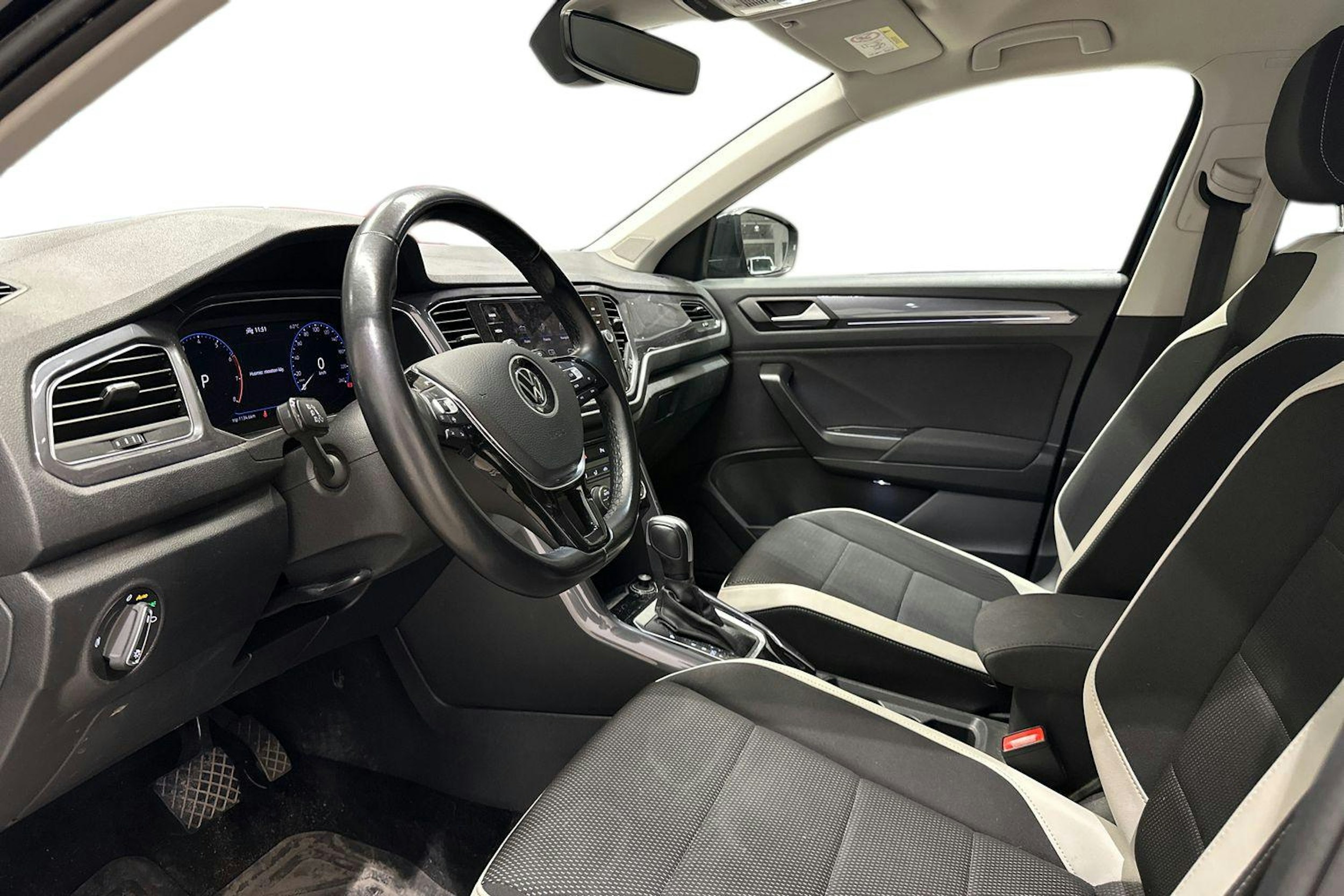 musta Volkswagen T-Roc 2021 kuva 3.