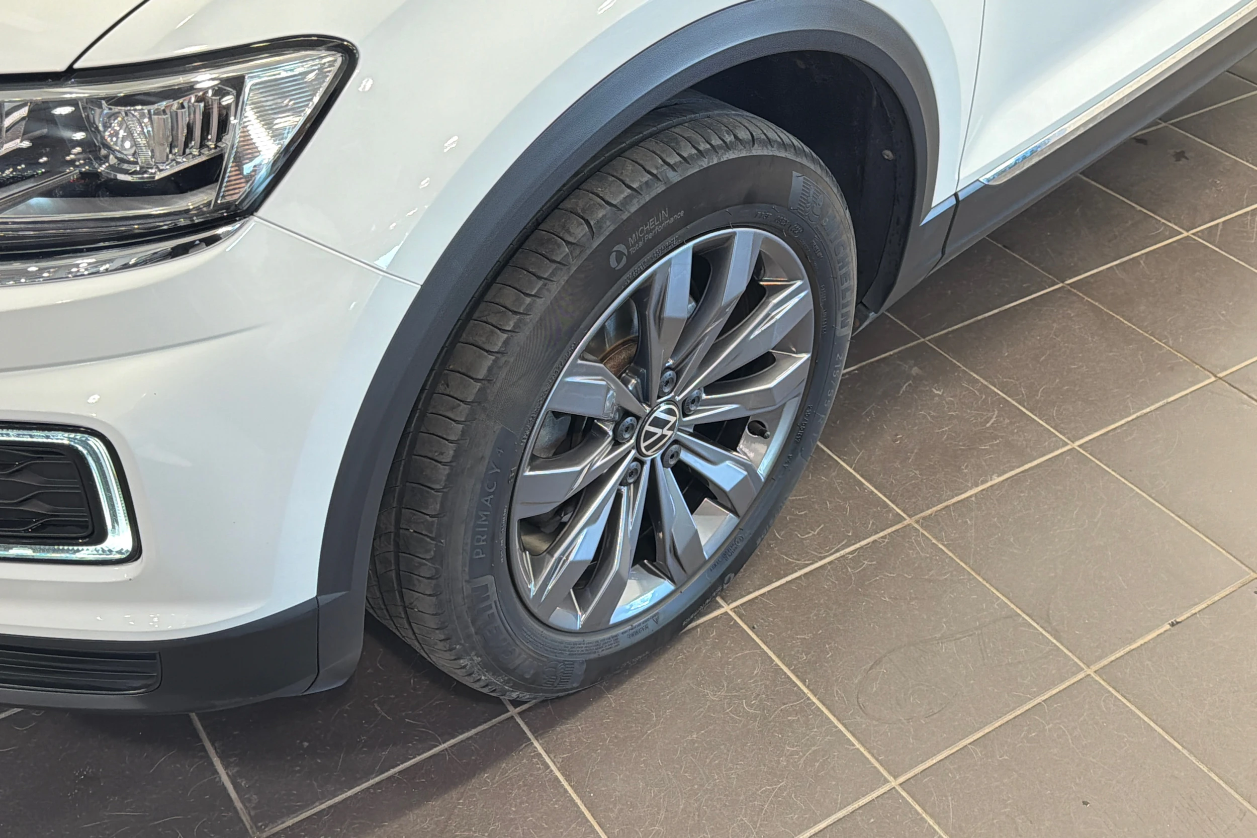 Valkoinen Volkswagen T-Roc 2021 kuva 10.