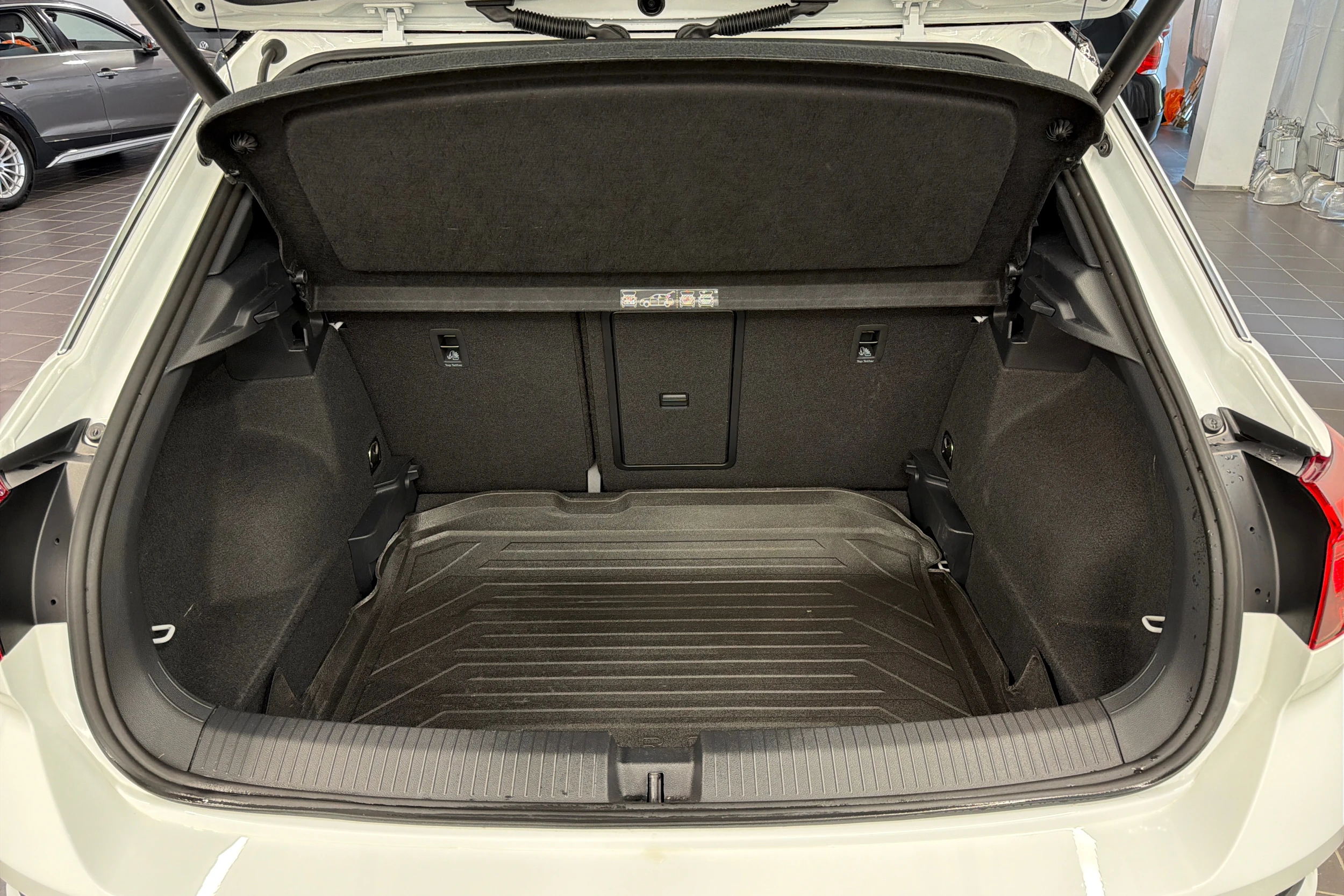 Valkoinen Volkswagen T-Roc 2021 kuva 11.