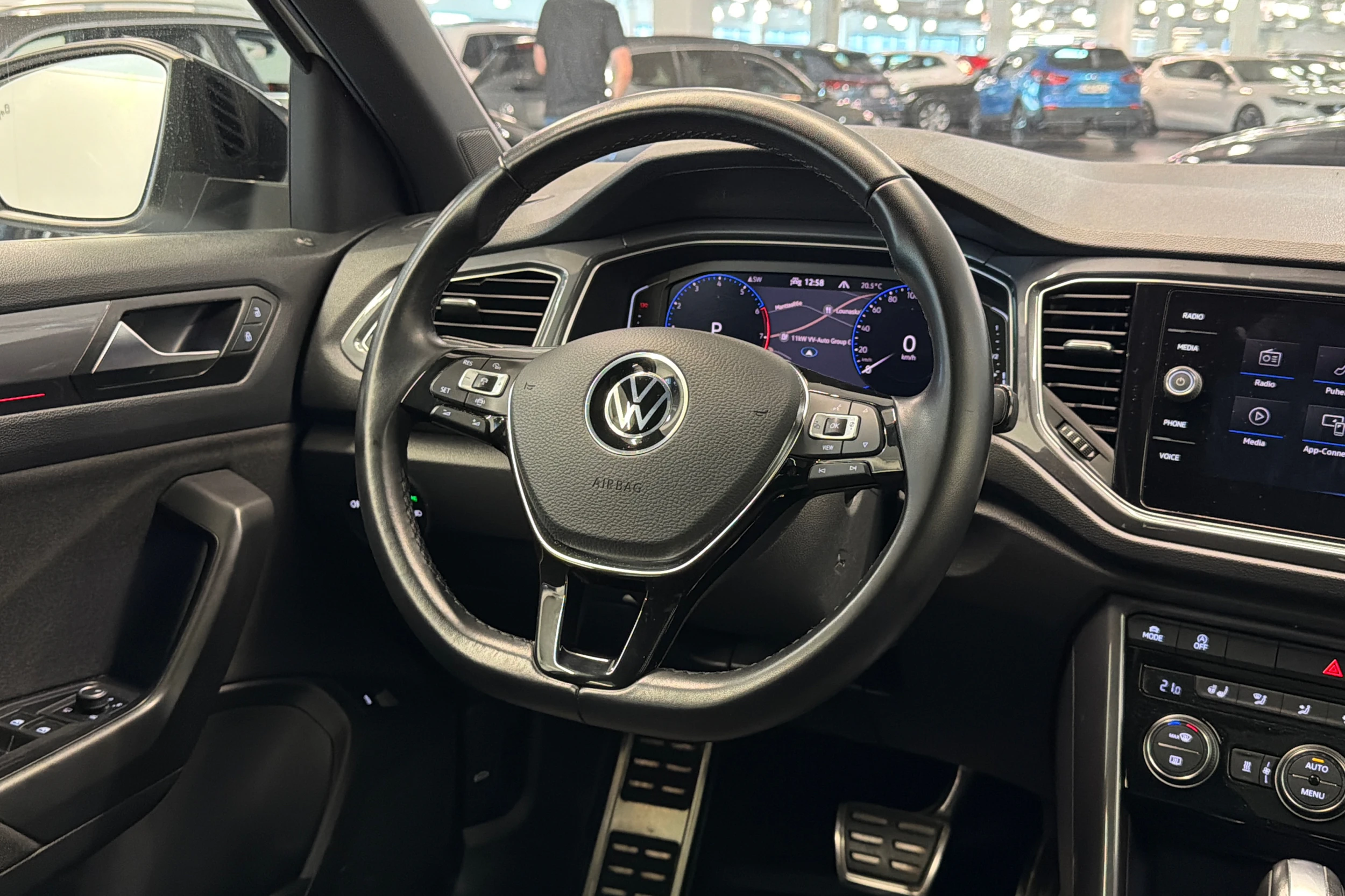 Valkoinen Volkswagen T-Roc 2021 kuva 15.