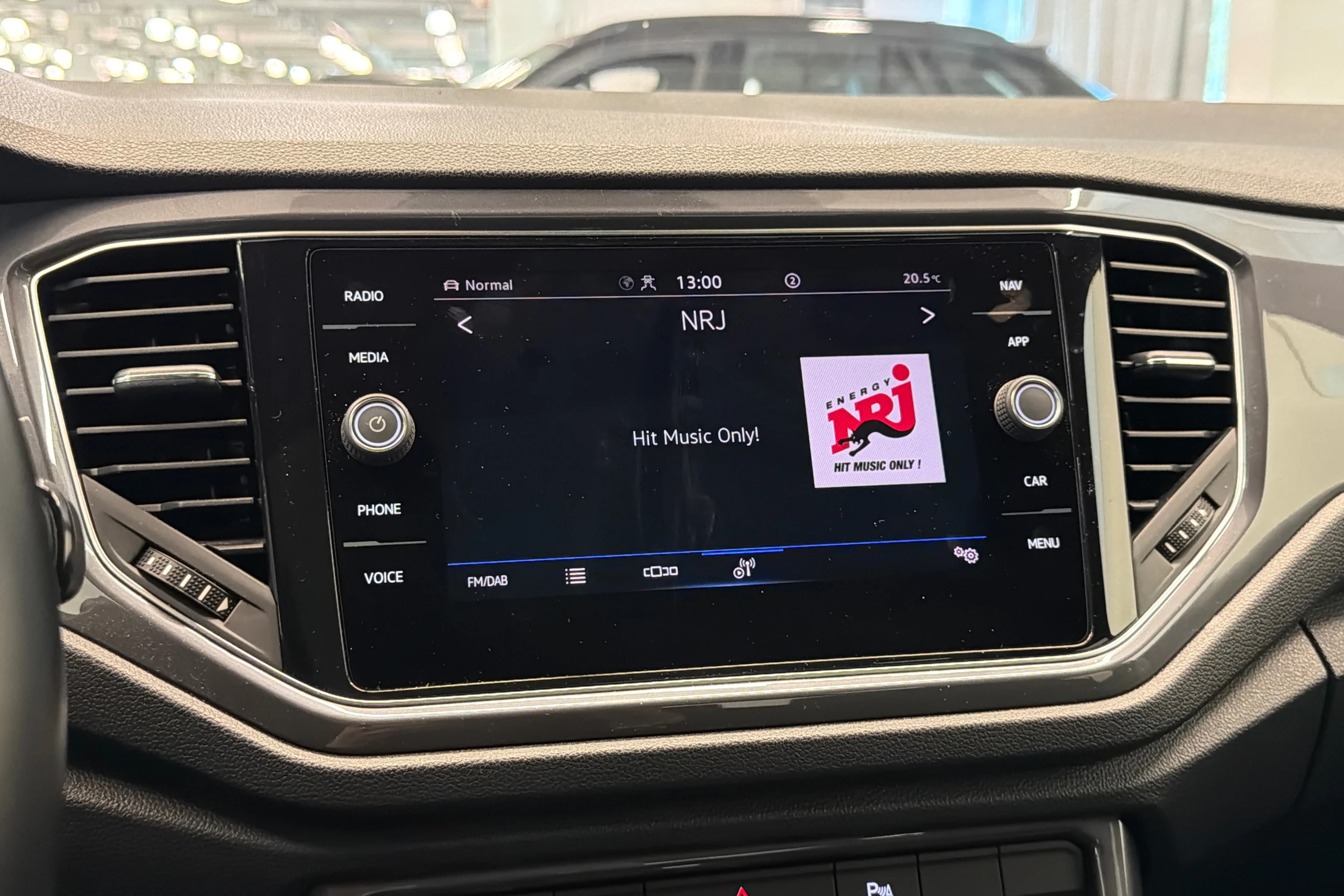 Valkoinen Volkswagen T-Roc 2021 kuva 24.