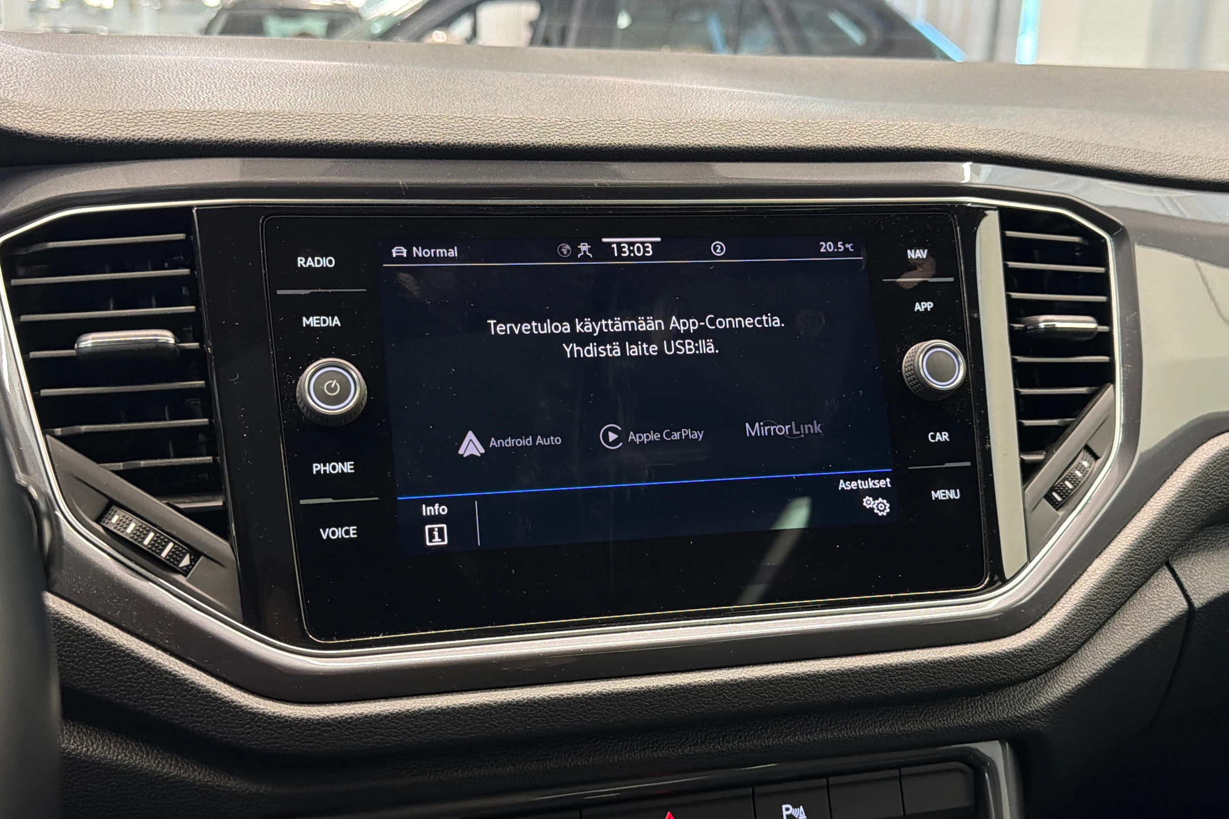 Valkoinen Volkswagen T-Roc 2021 kuva 26.