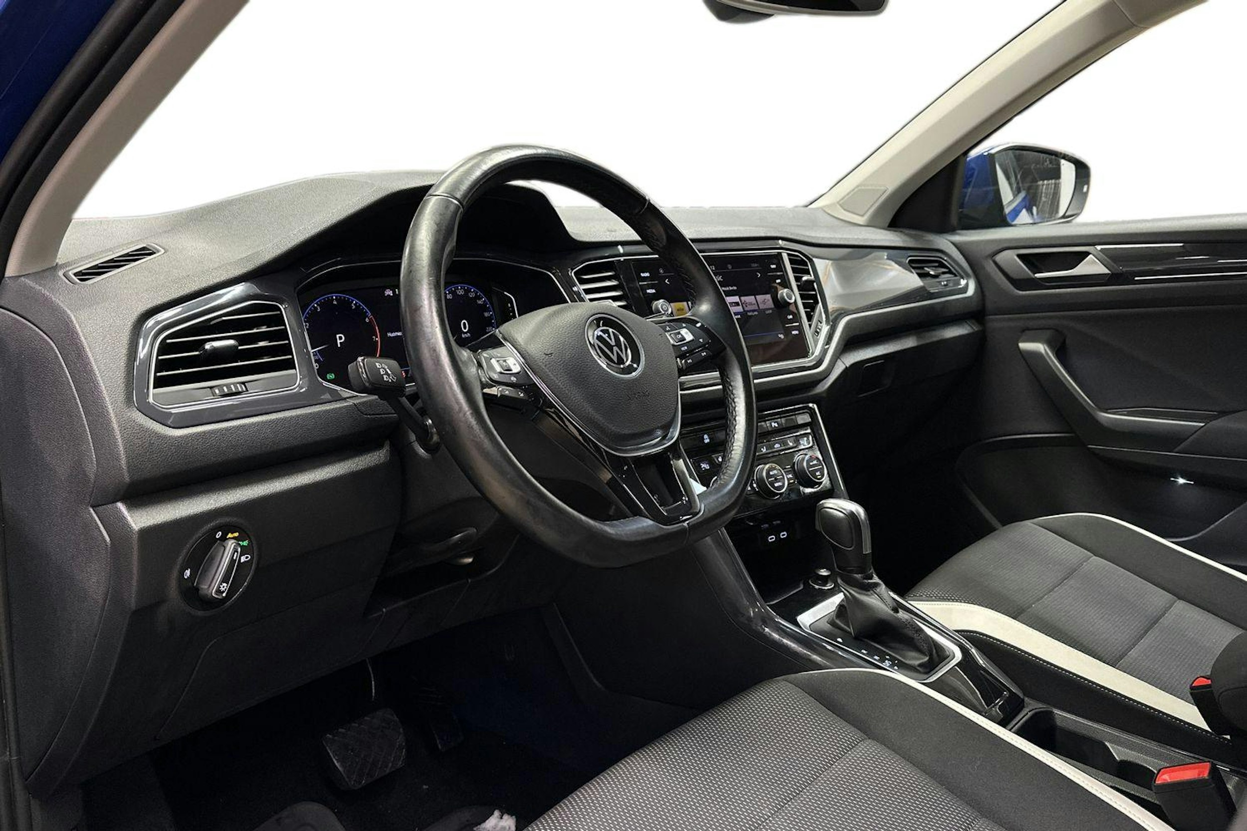 sininen Volkswagen T-Roc 2021 kuva 7.