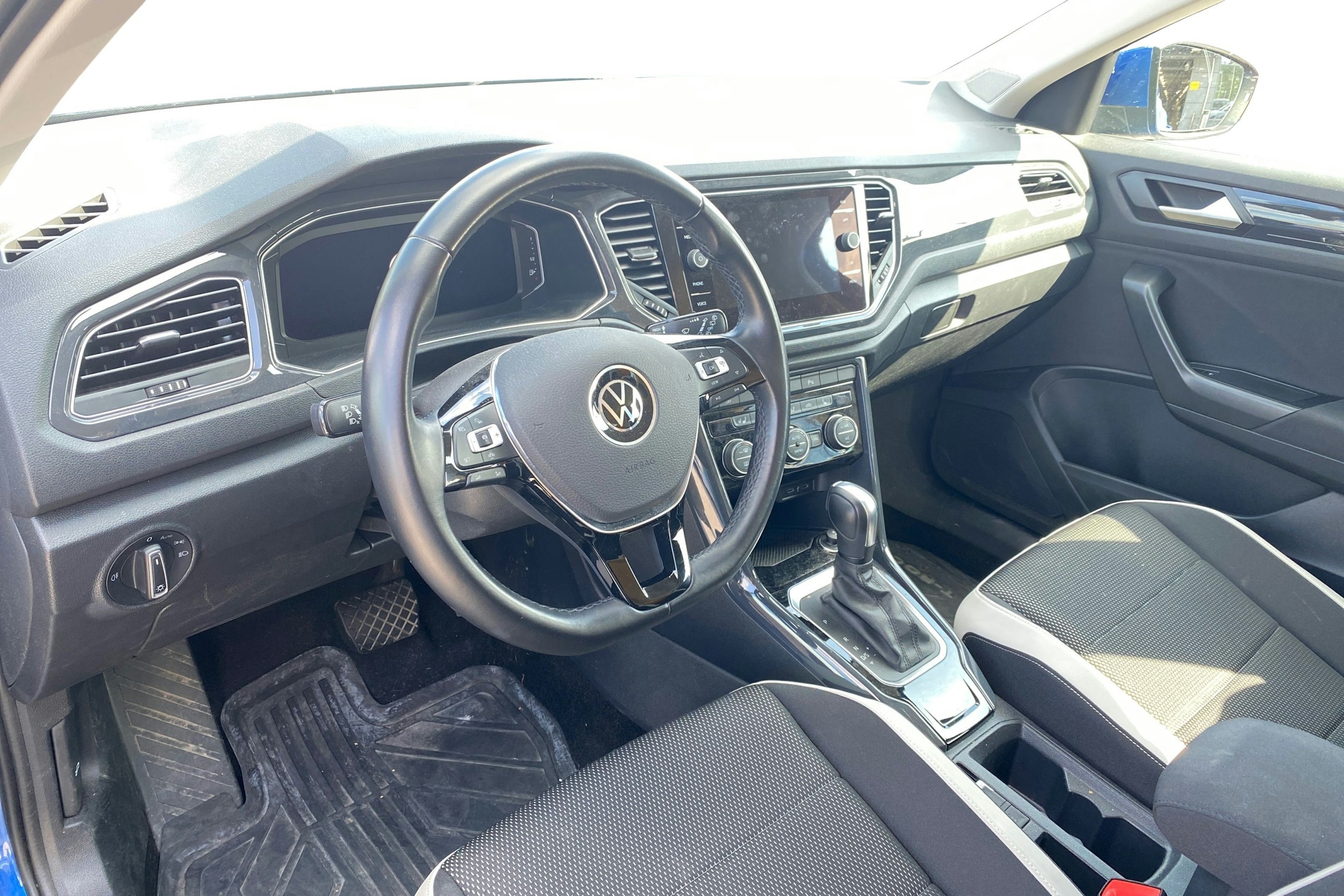 sininen Volkswagen T-Roc 2021 kuva 3.