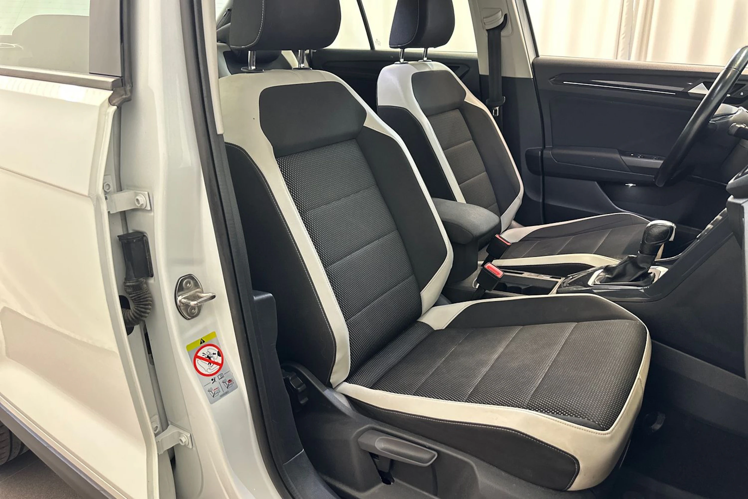 valkoinen Volkswagen T-Roc 2021 kuva 11.