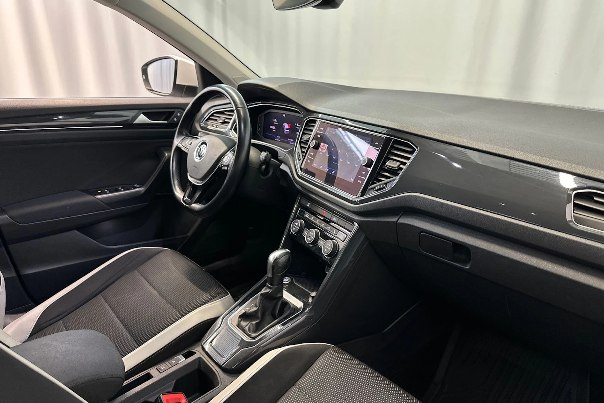 valkoinen Volkswagen T-Roc 2021 kuva 12.
