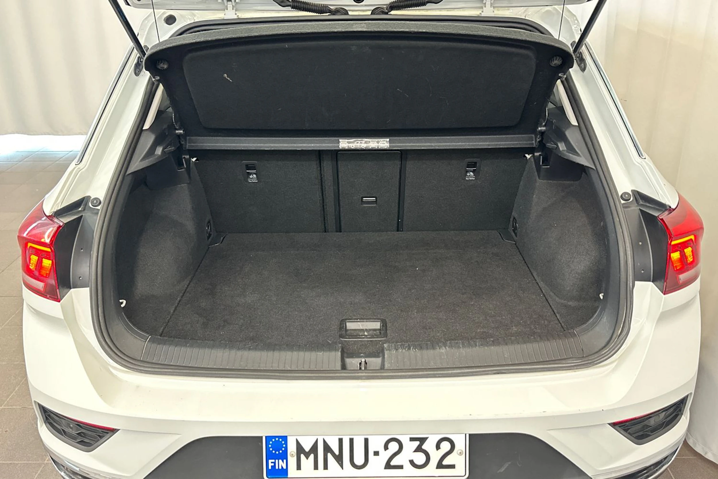 valkoinen Volkswagen T-Roc 2021 kuva 13.