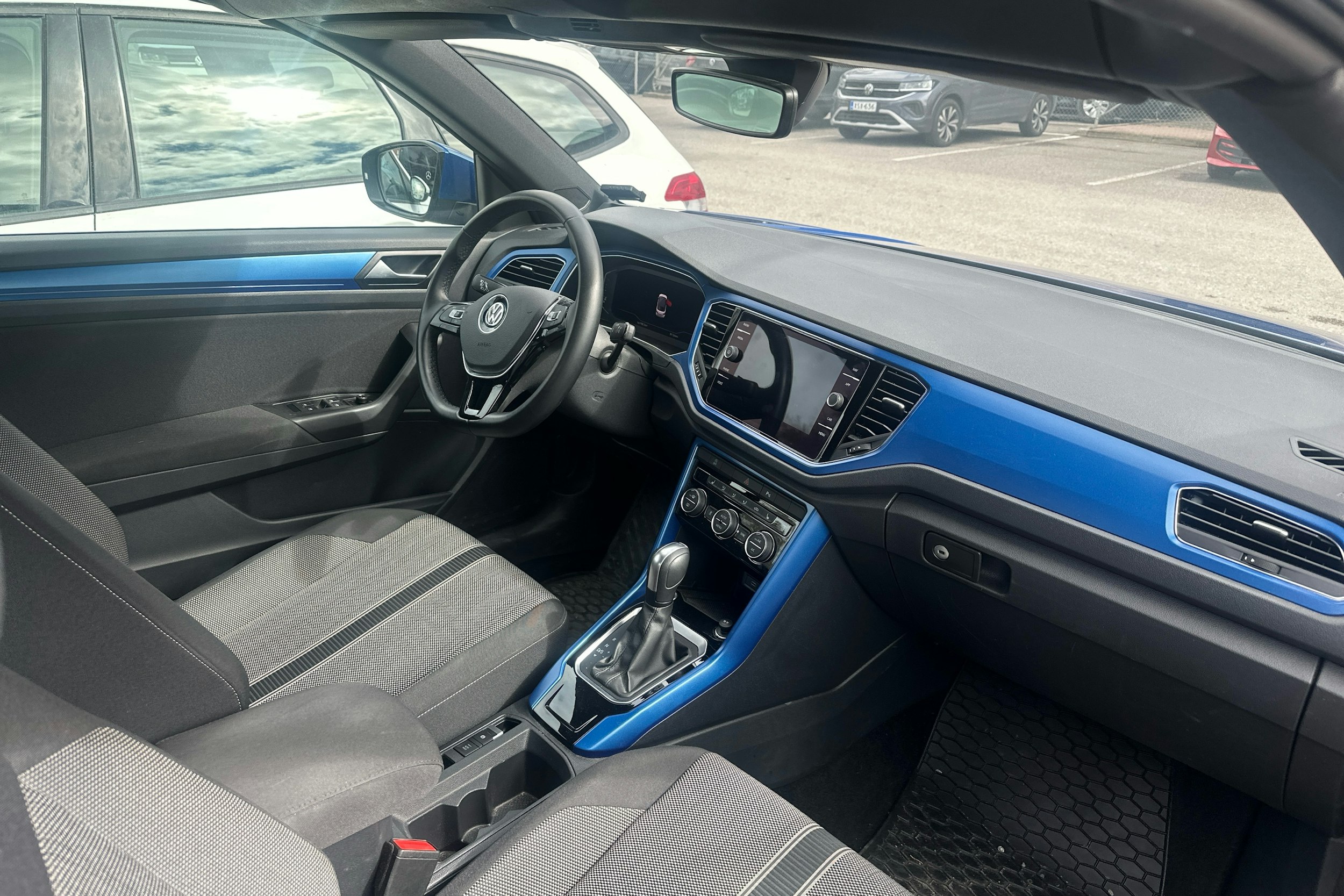 Sininen Volkswagen T-Roc 2021 kuva 3.