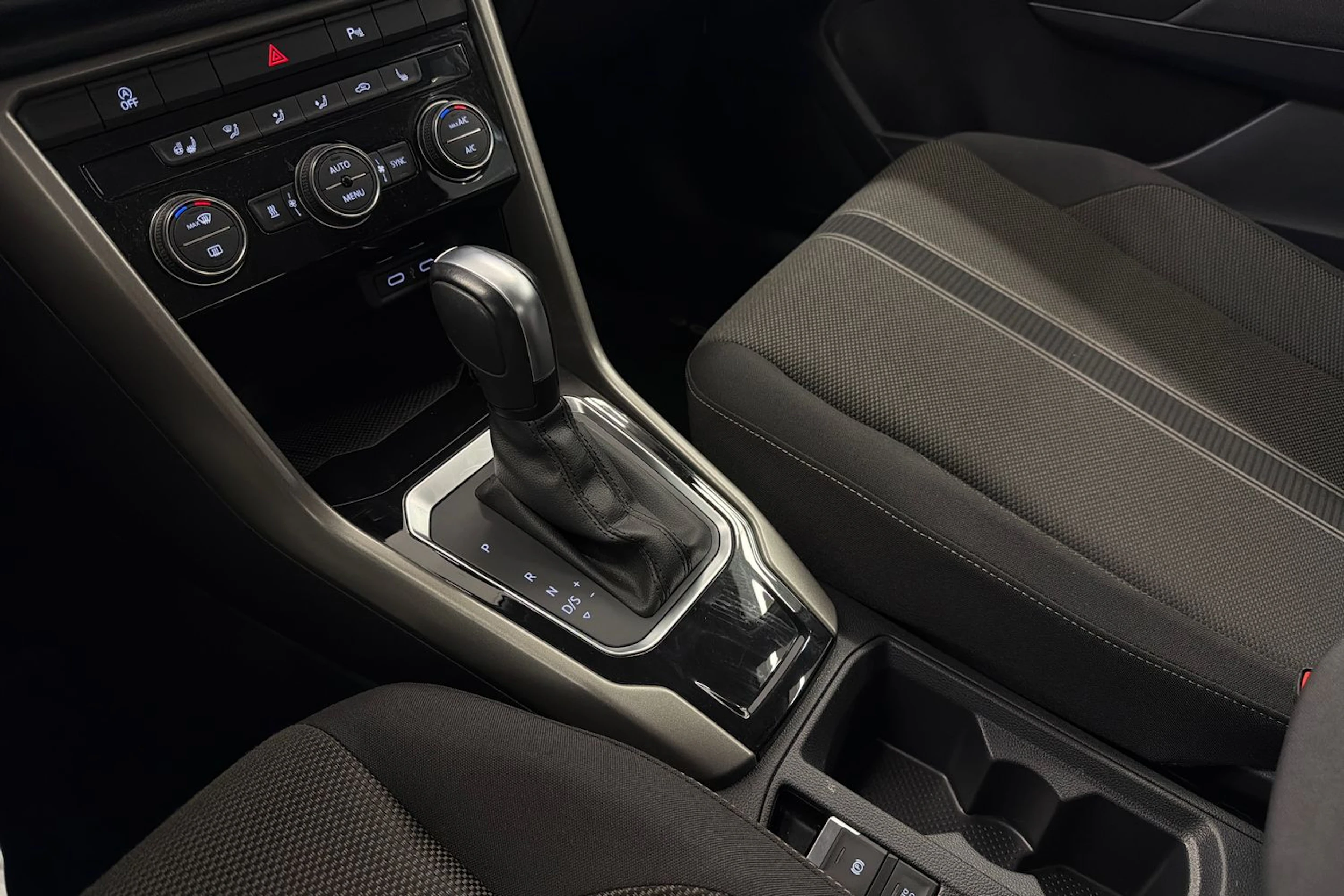 valkoinen Volkswagen T-Roc 2021 kuva 18.