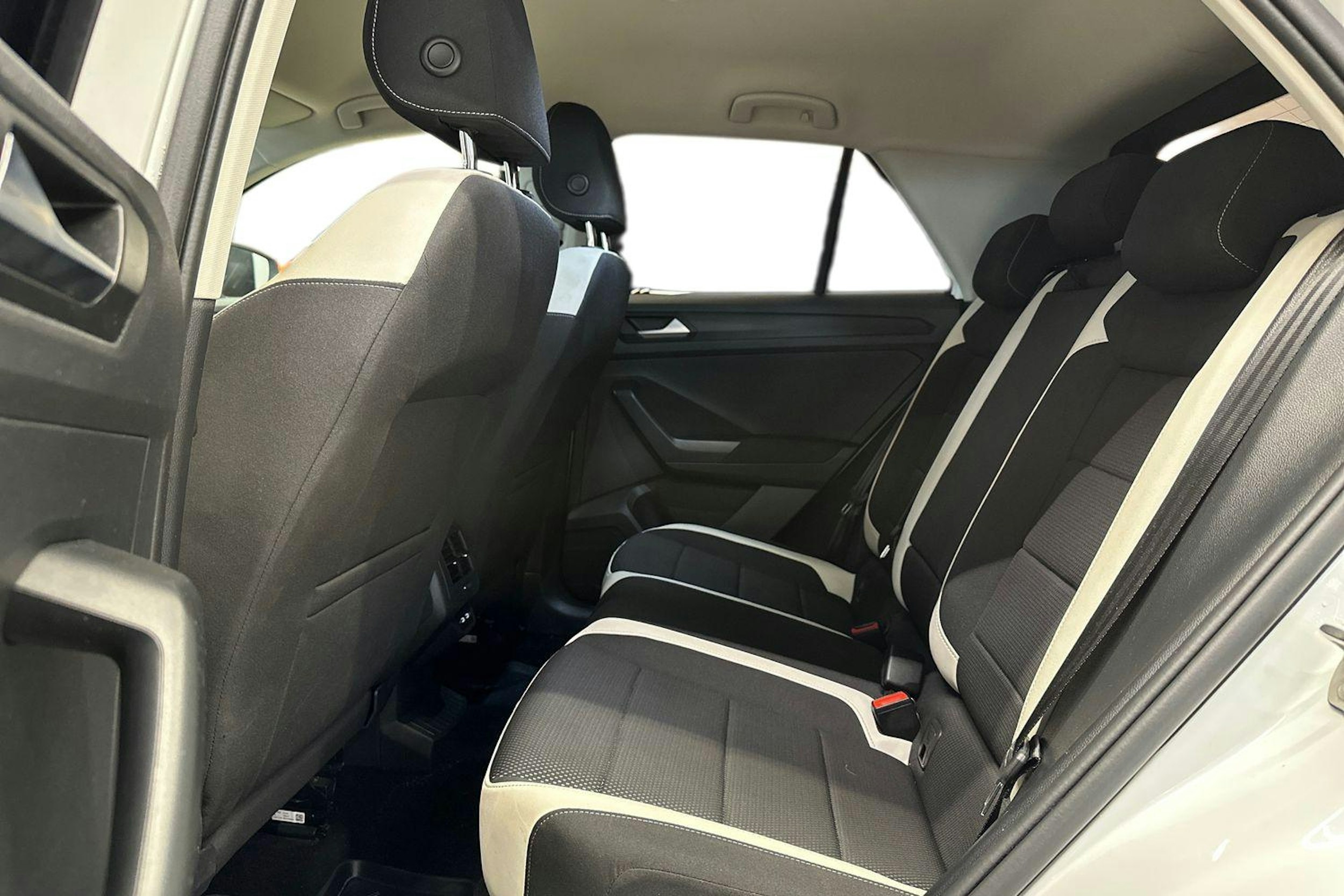 valkoinen Volkswagen T-Roc 2021 kuva 10.