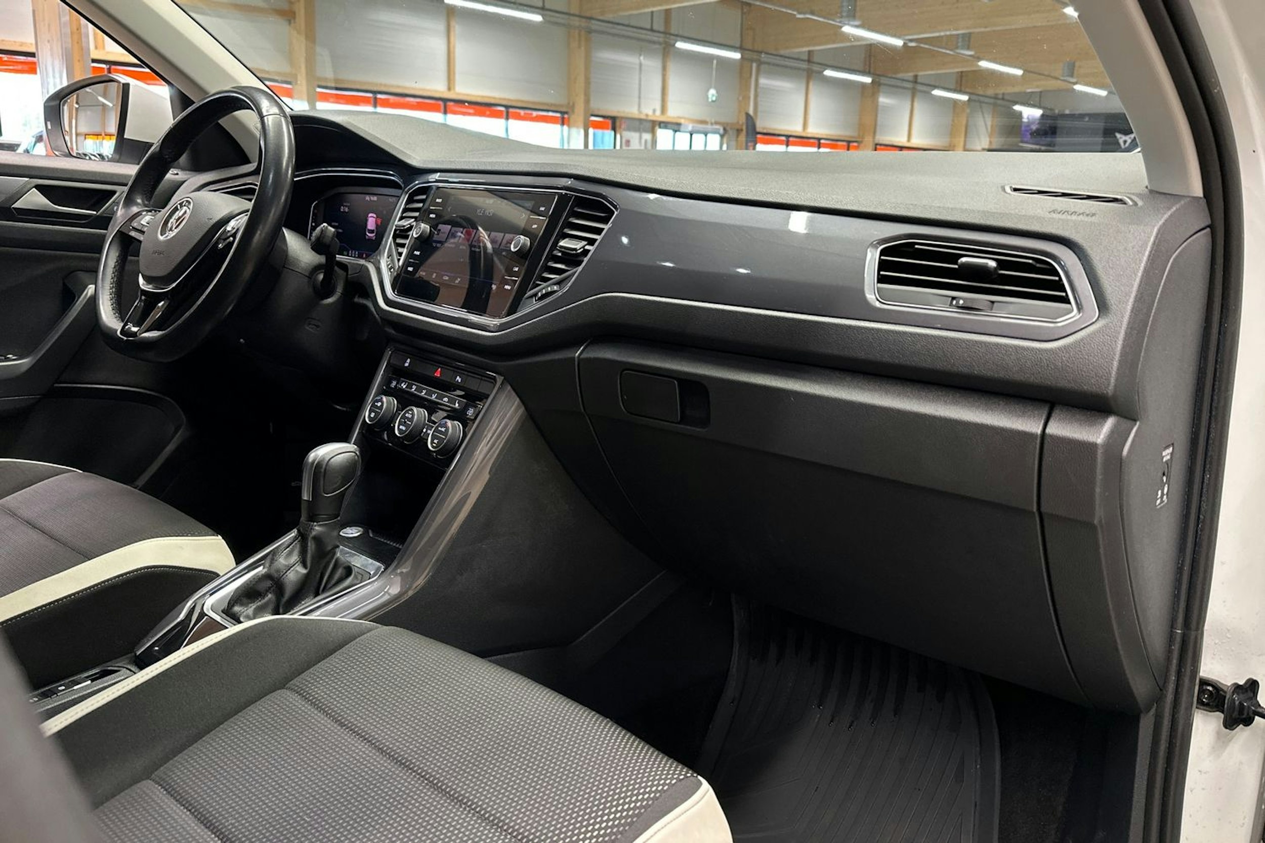 valkoinen Volkswagen T-Roc 2021 kuva 14.
