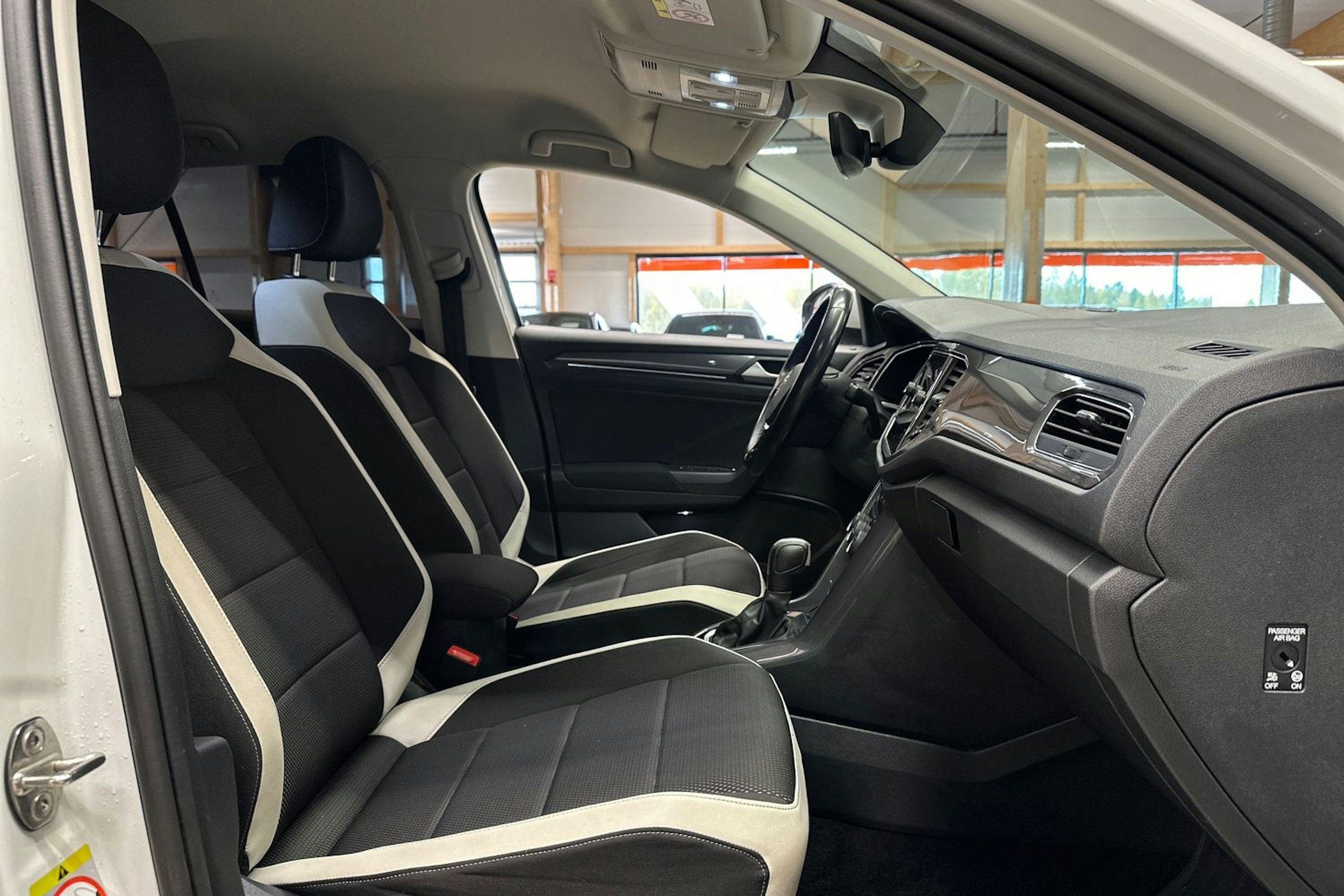 valkoinen Volkswagen T-Roc 2021 kuva 15.