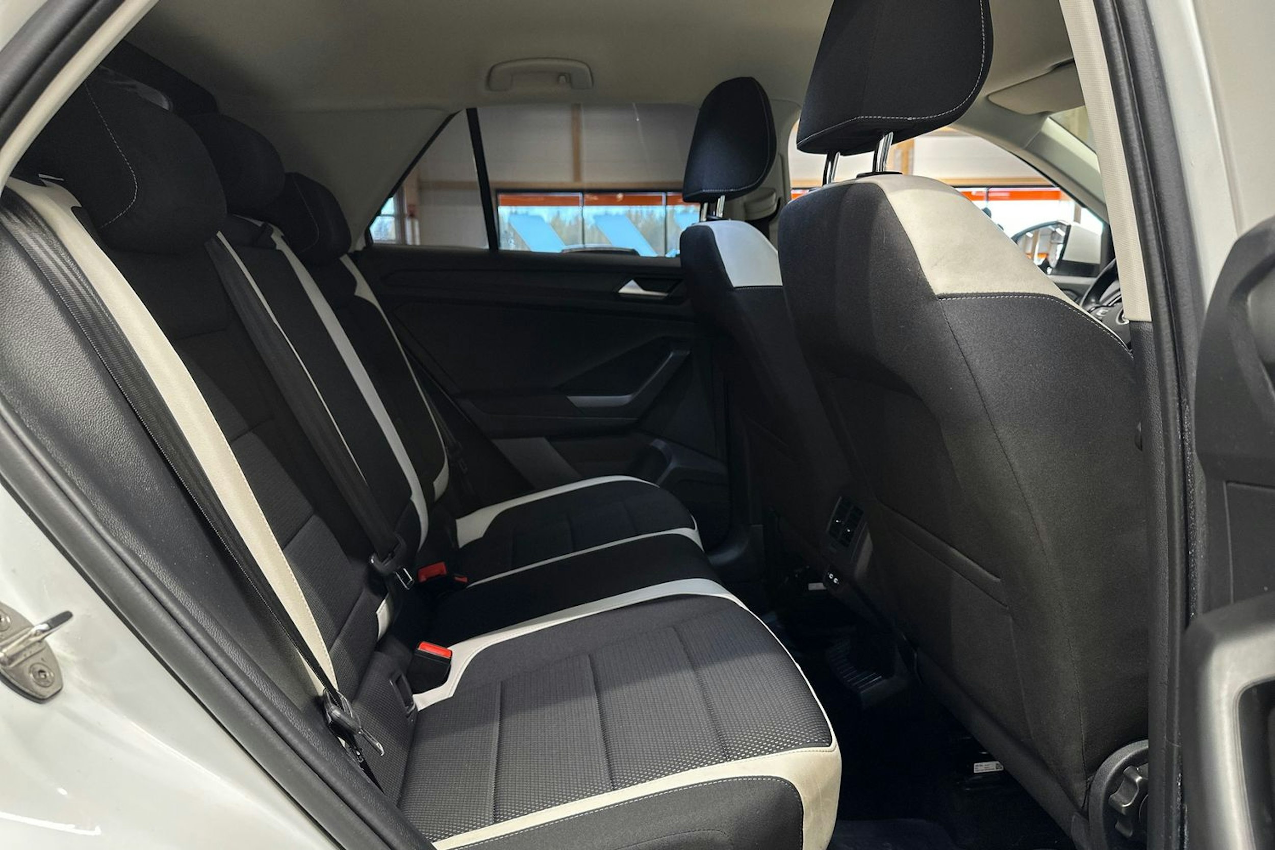 valkoinen Volkswagen T-Roc 2021 kuva 16.