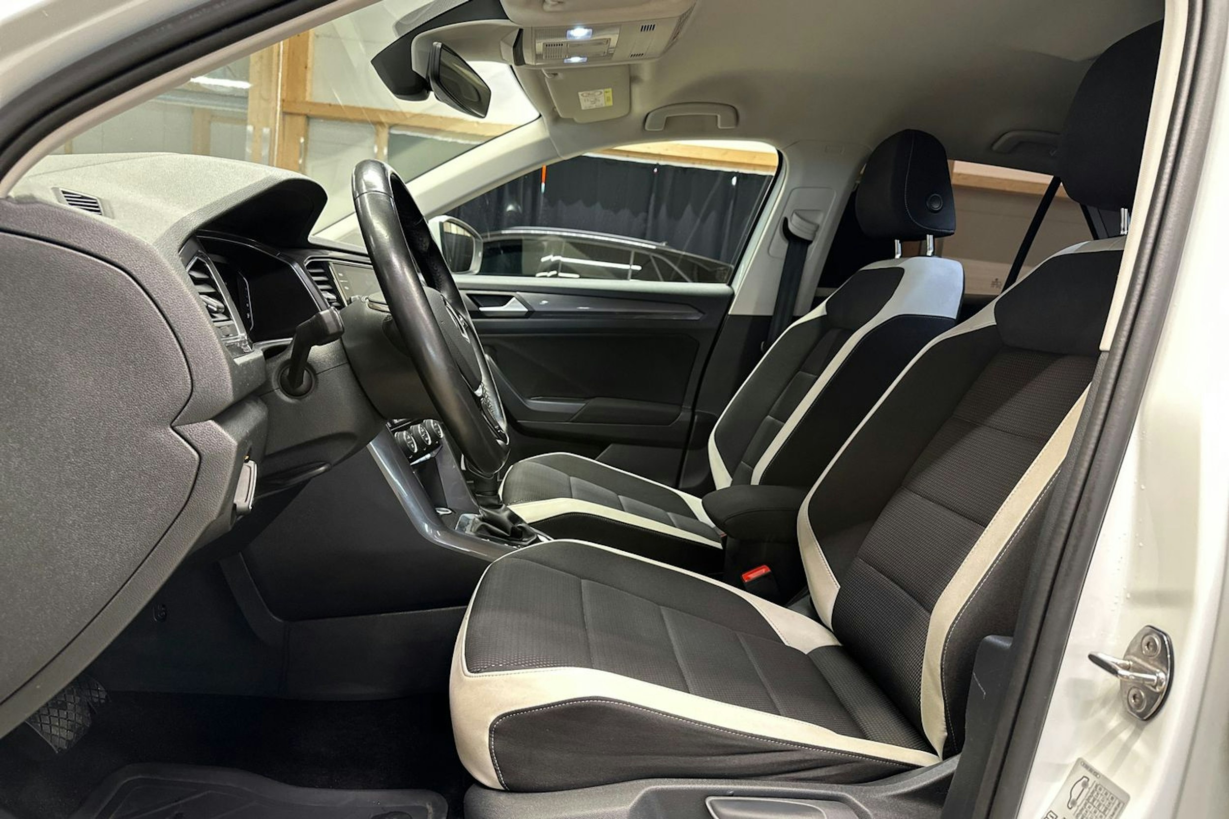 valkoinen Volkswagen T-Roc 2021 kuva 17.