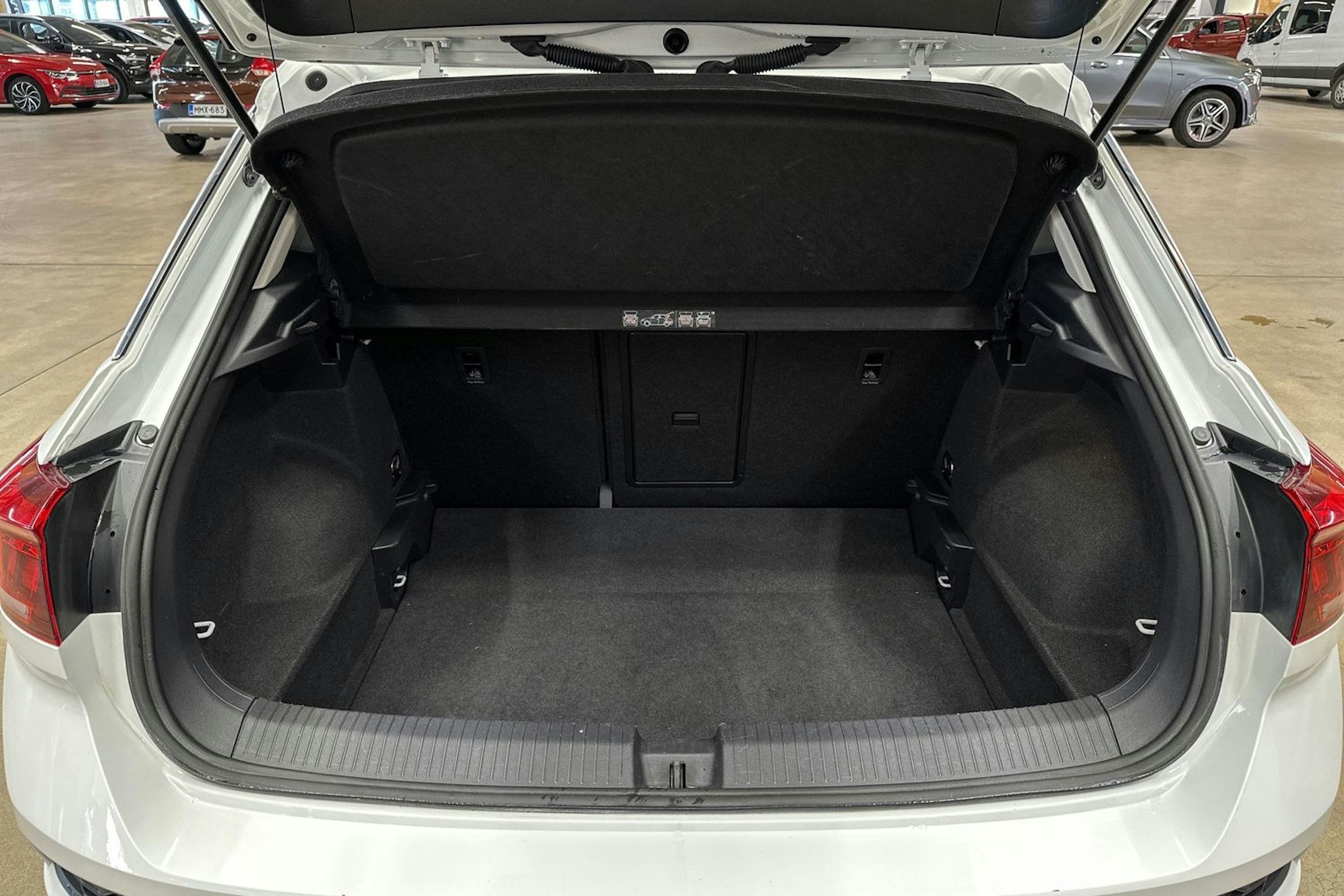 valkoinen Volkswagen T-Roc 2021 kuva 29.