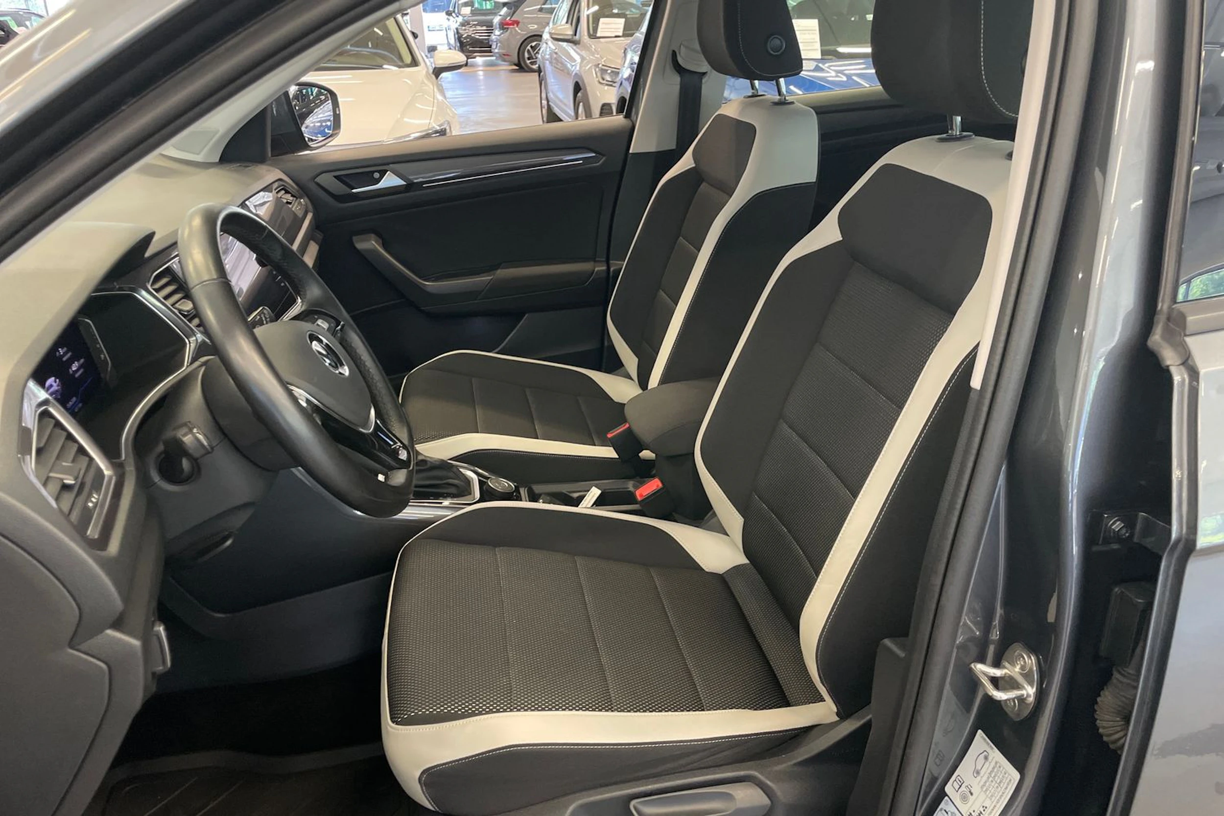 harmaa Volkswagen T-Roc 2021 kuva 12.