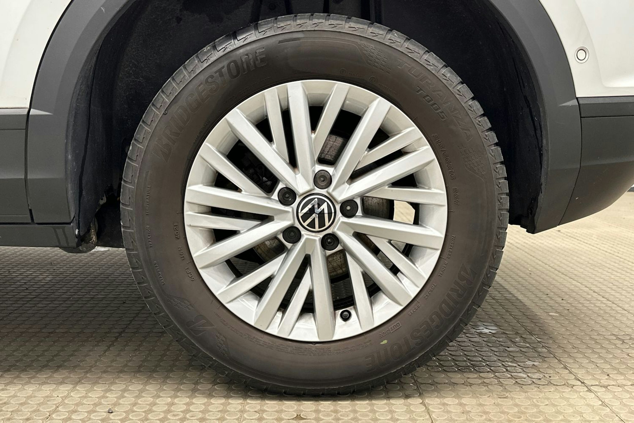valkoinen Volkswagen T-Roc 2022 kuva 13.