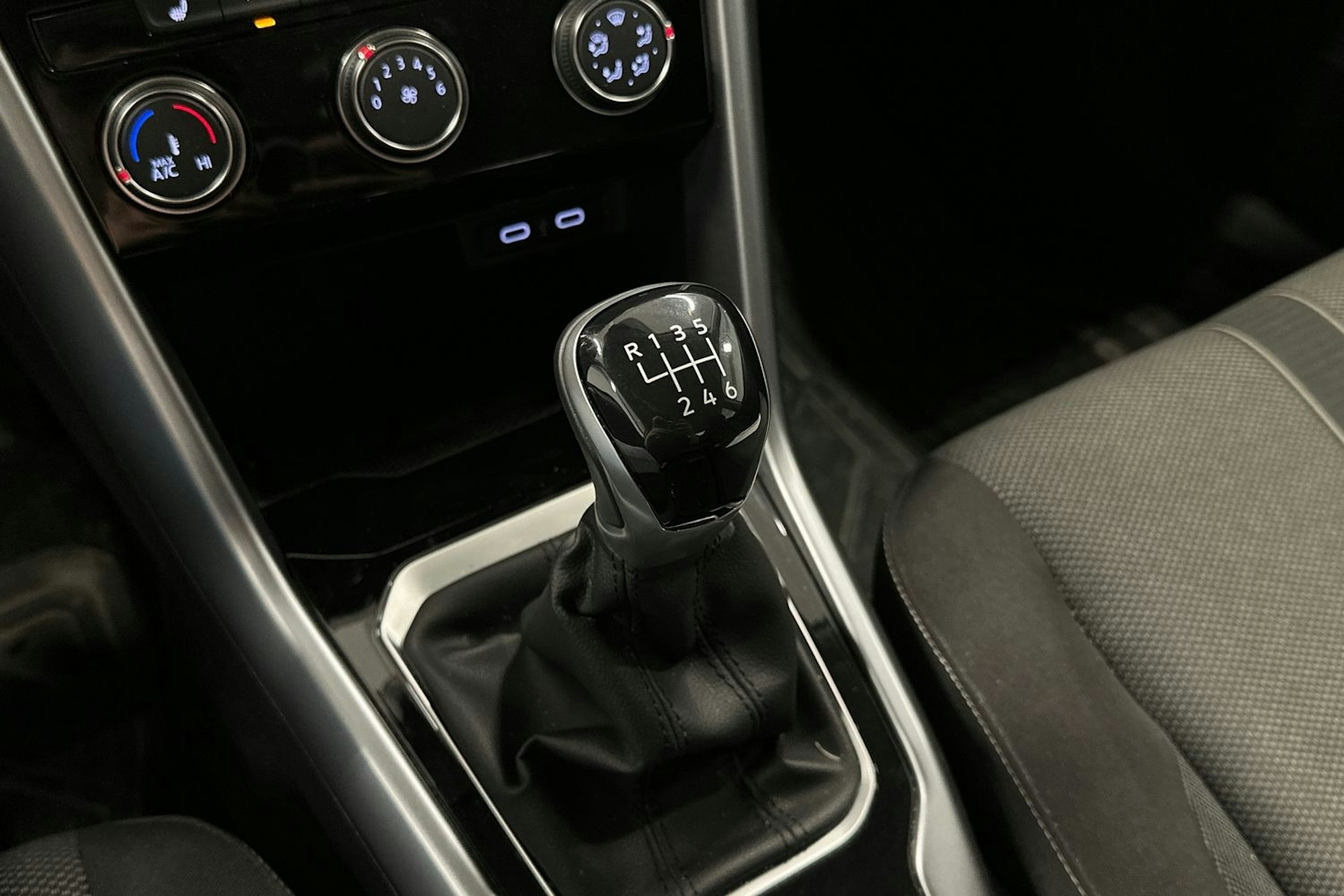 valkoinen Volkswagen T-Roc 2022 kuva 24.