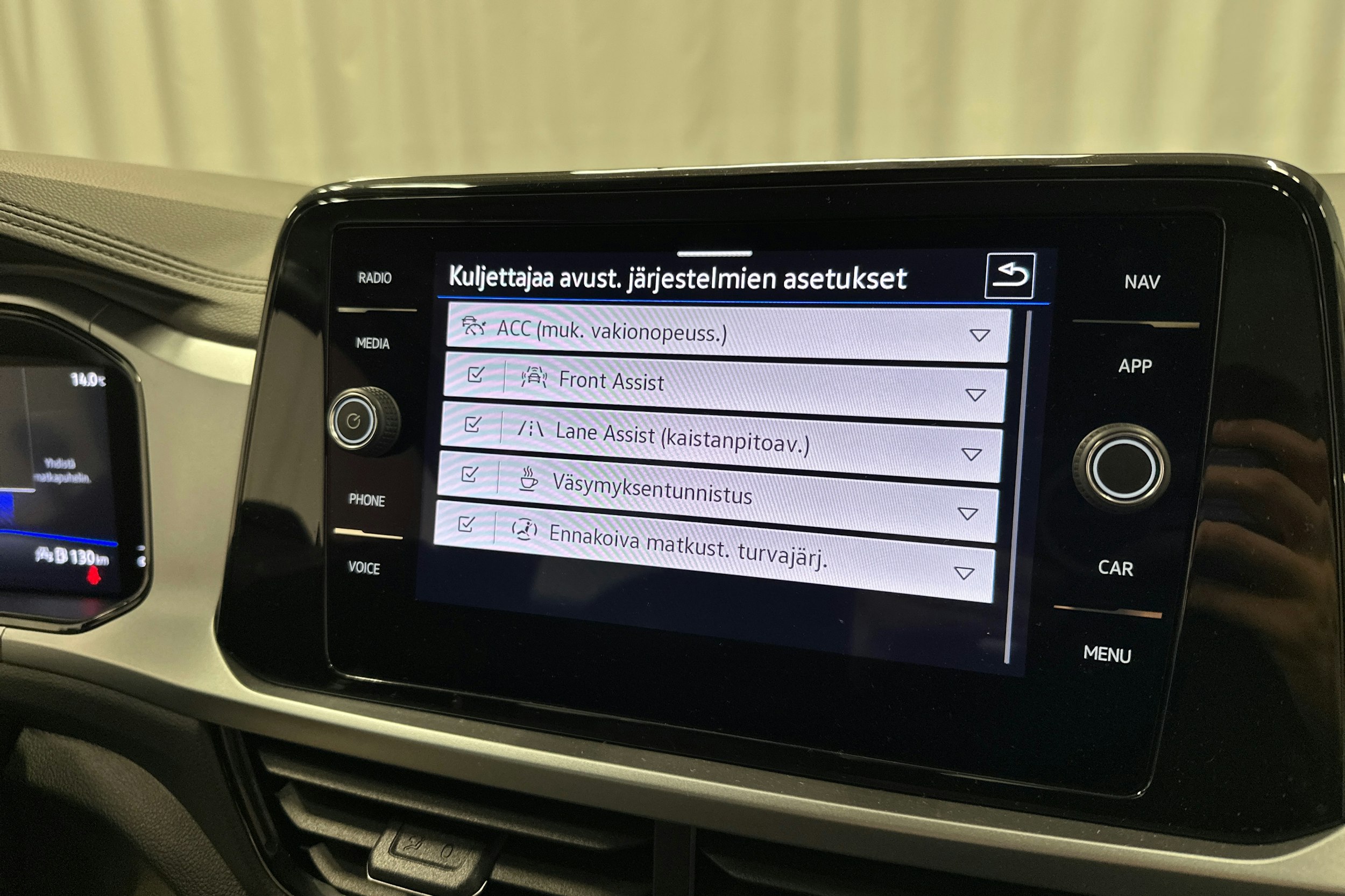 valkoinen Volkswagen T-Roc 2022 kuva 15.
