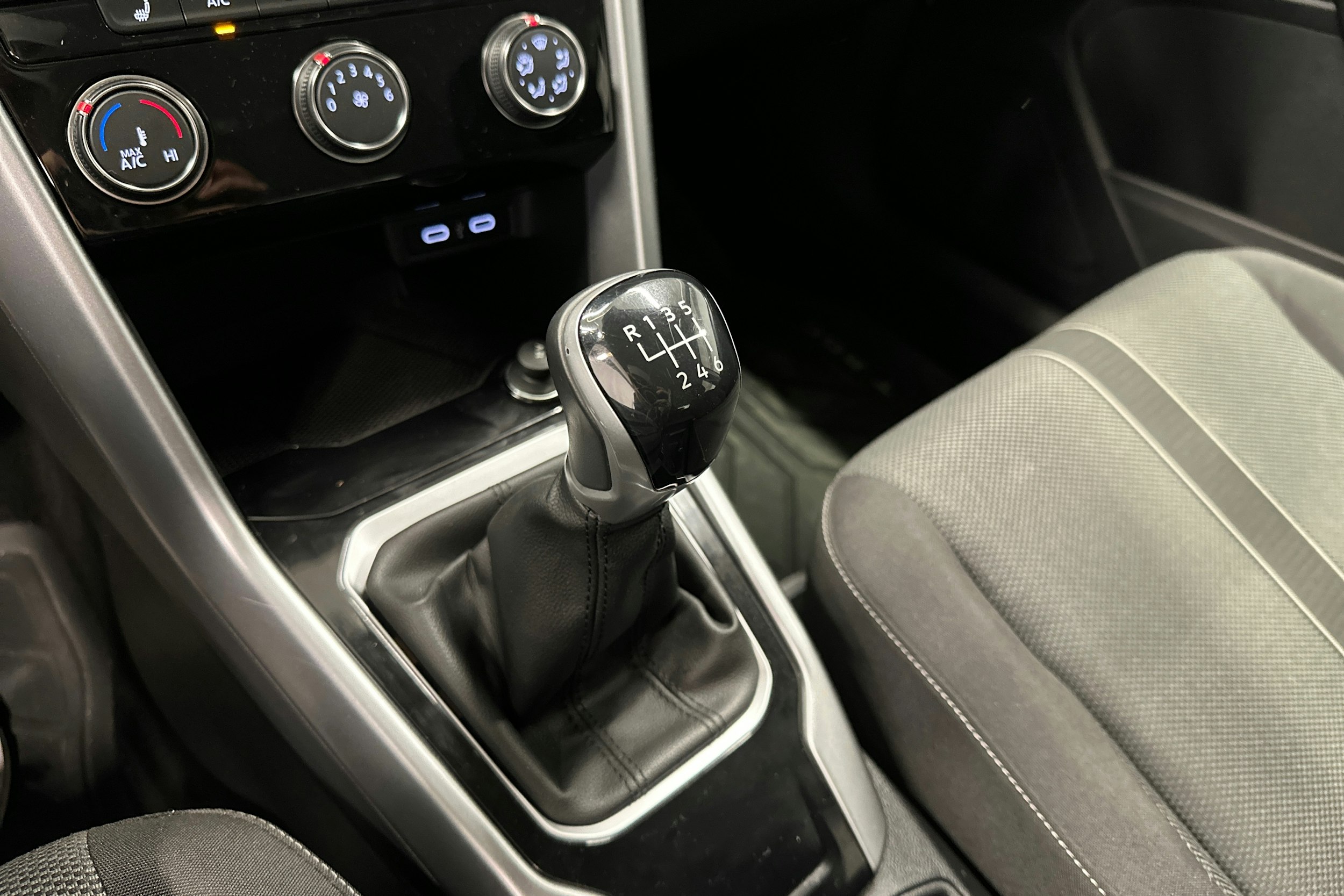 valkoinen Volkswagen T-Roc 2022 kuva 18.