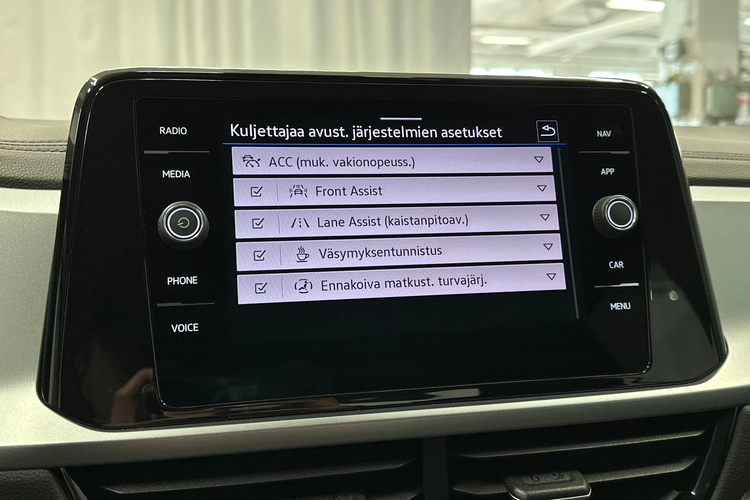 valkoinen Volkswagen T-Roc 2022 kuva 16.