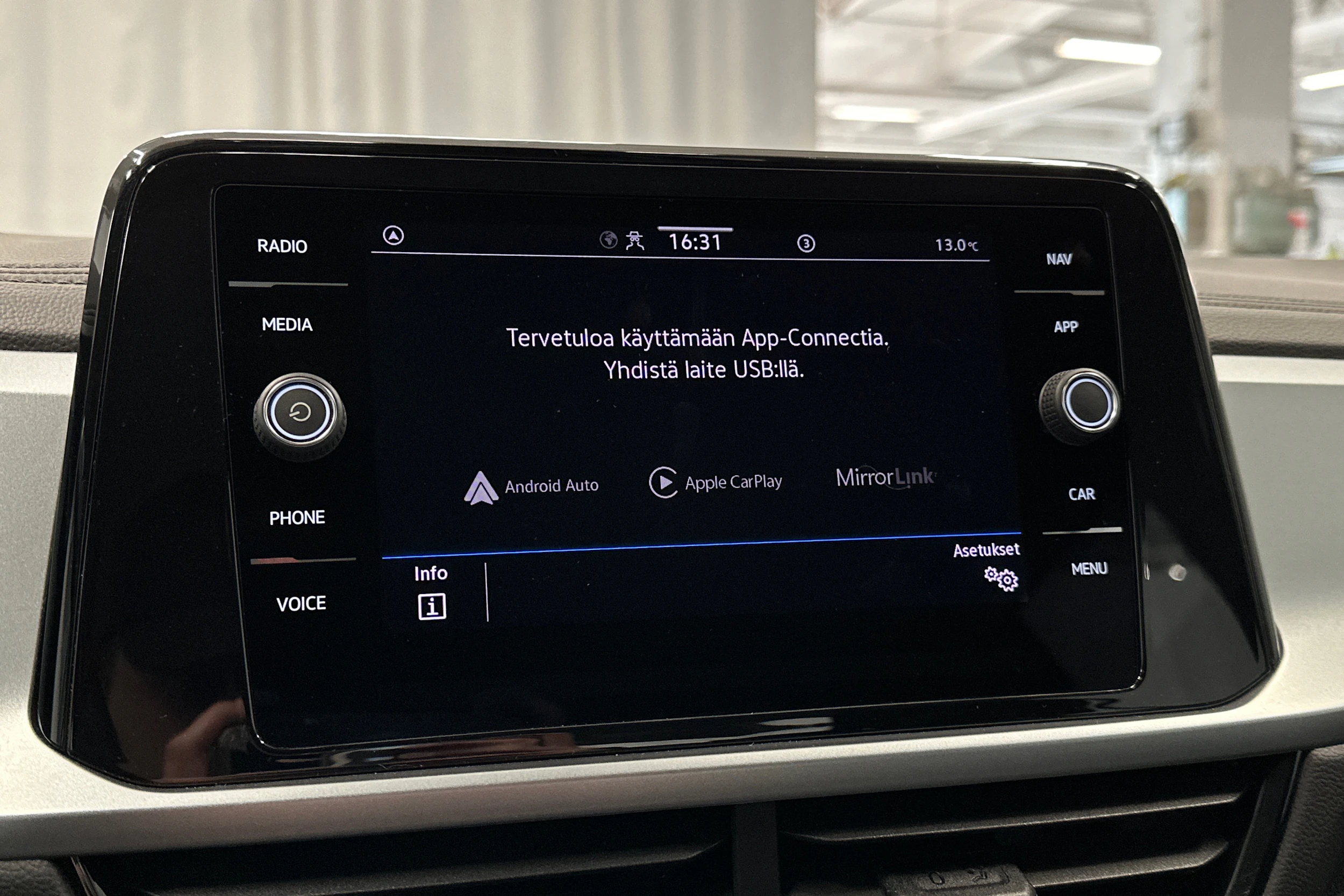 valkoinen Volkswagen T-Roc 2022 kuva 17.