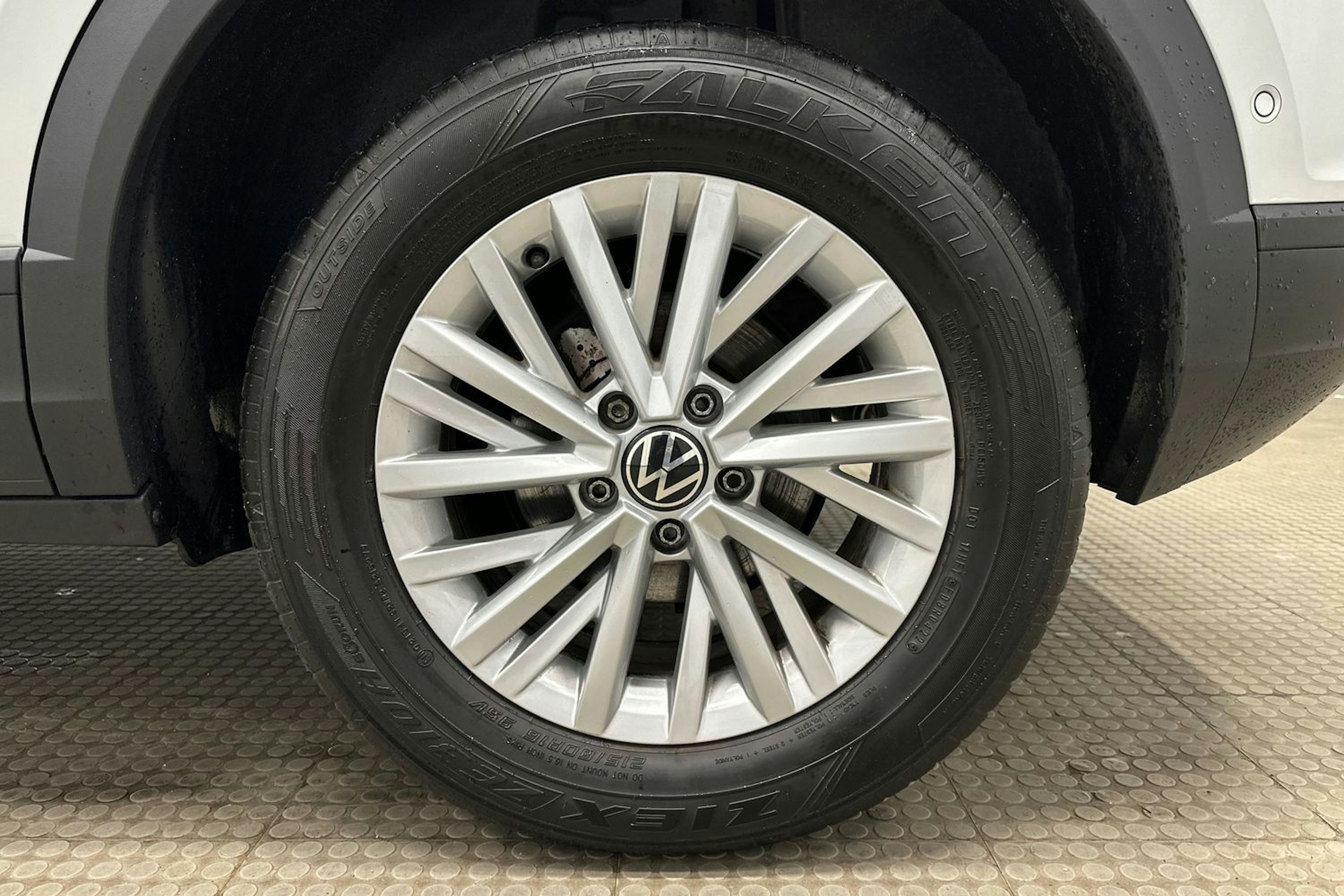 valkoinen Volkswagen T-Roc 2022 kuva 13.