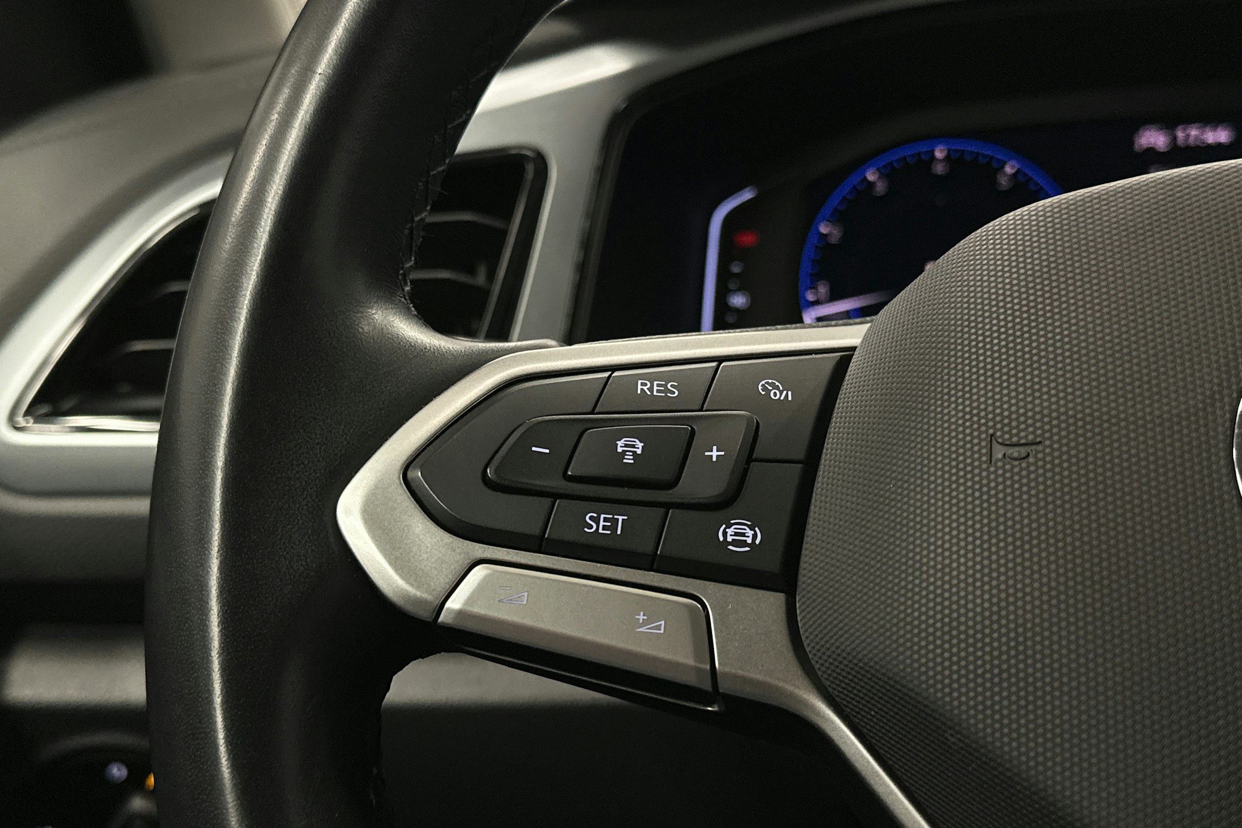 harmaa Volkswagen T-Roc 2022 kuva 18.