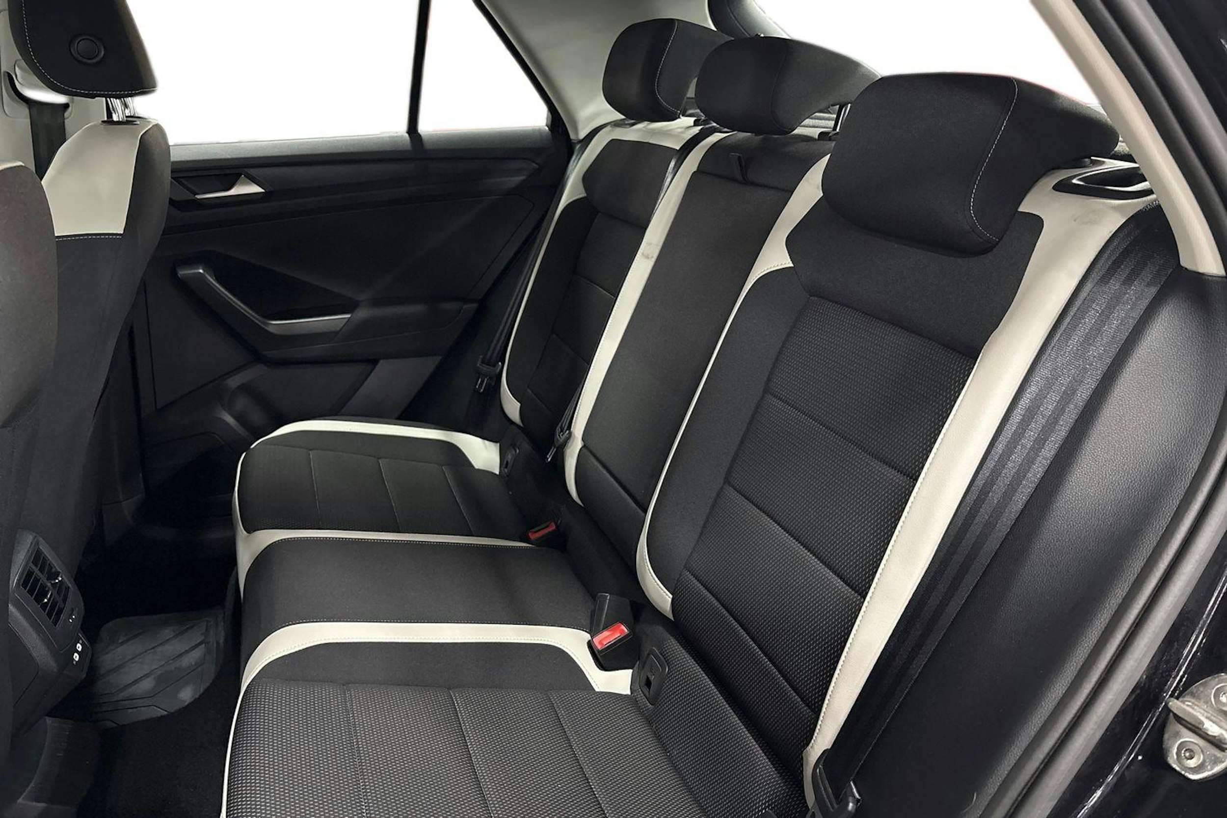 Musta Volkswagen T-Roc 2022 kuva 8.