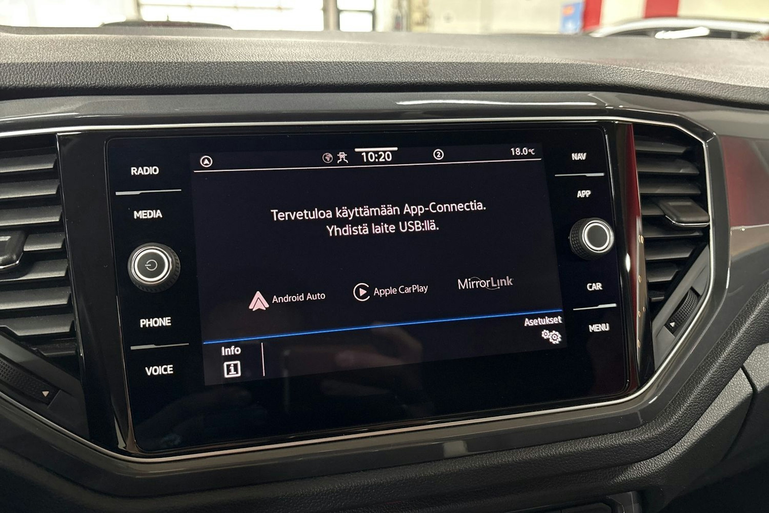 Musta Volkswagen T-Roc 2022 kuva 15.