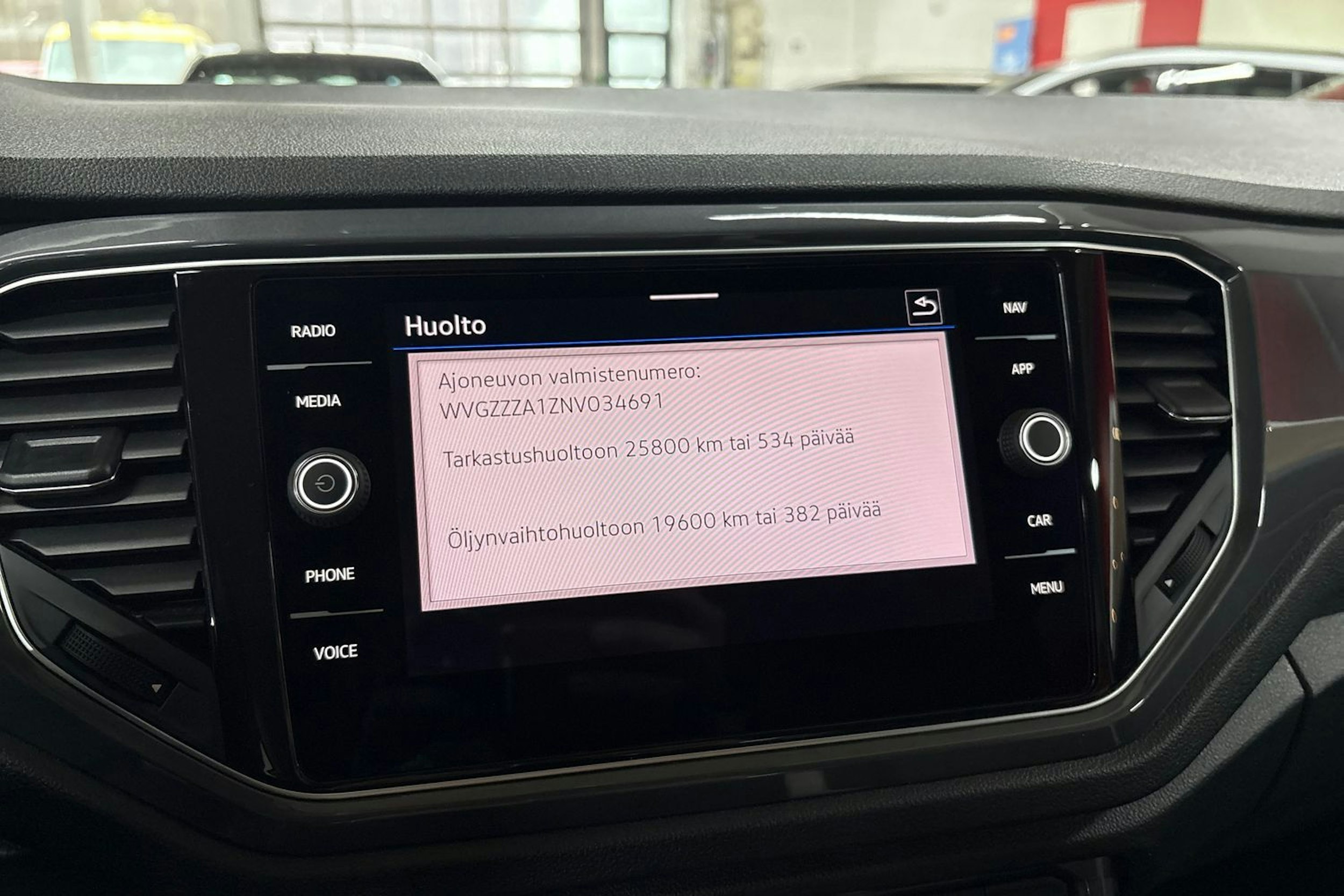 Musta Volkswagen T-Roc 2022 kuva 16.