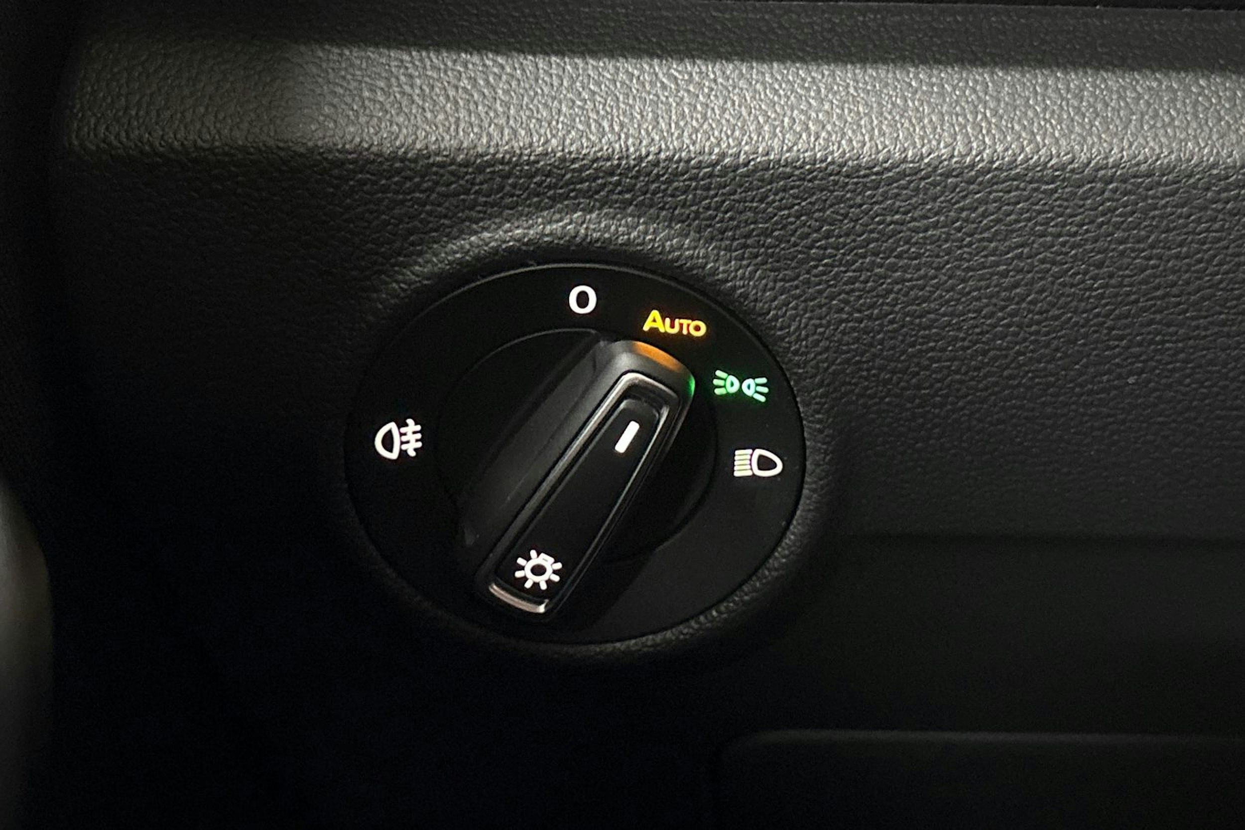 Musta Volkswagen T-Roc 2022 kuva 21.