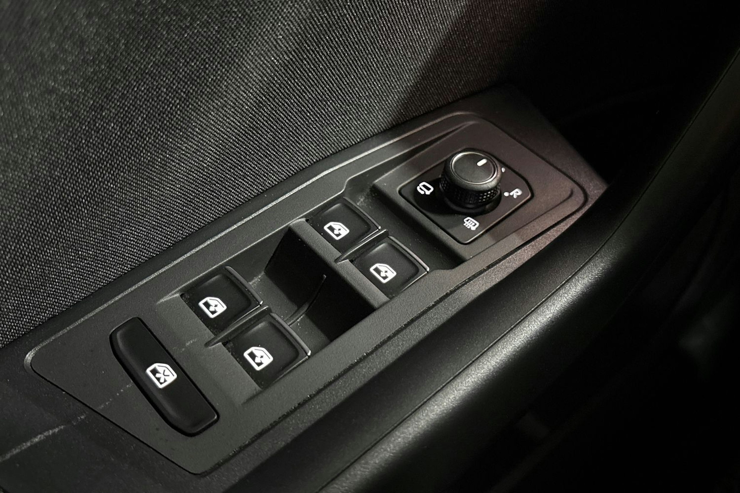 Musta Volkswagen T-Roc 2022 kuva 22.