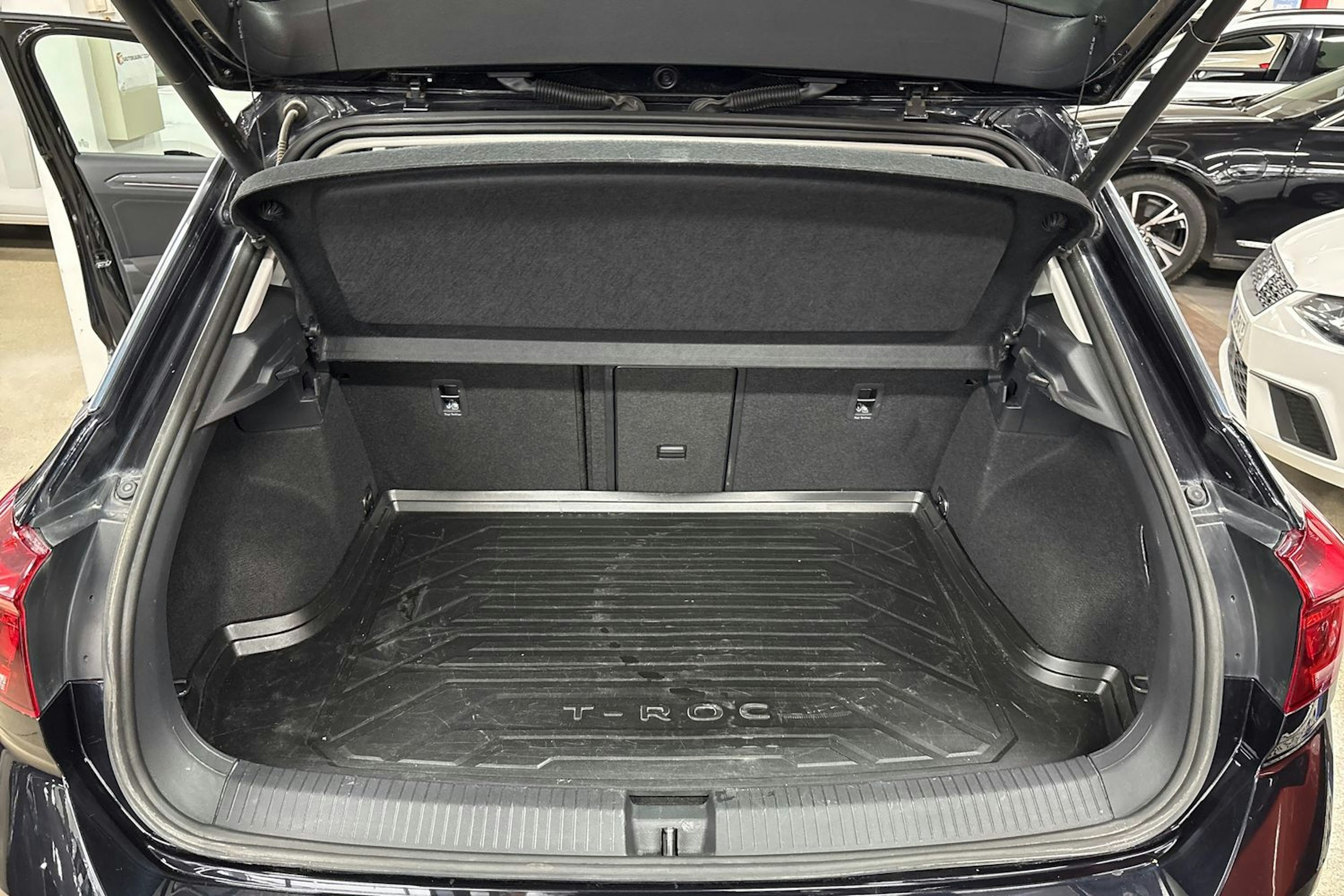 Musta Volkswagen T-Roc 2022 kuva 23.