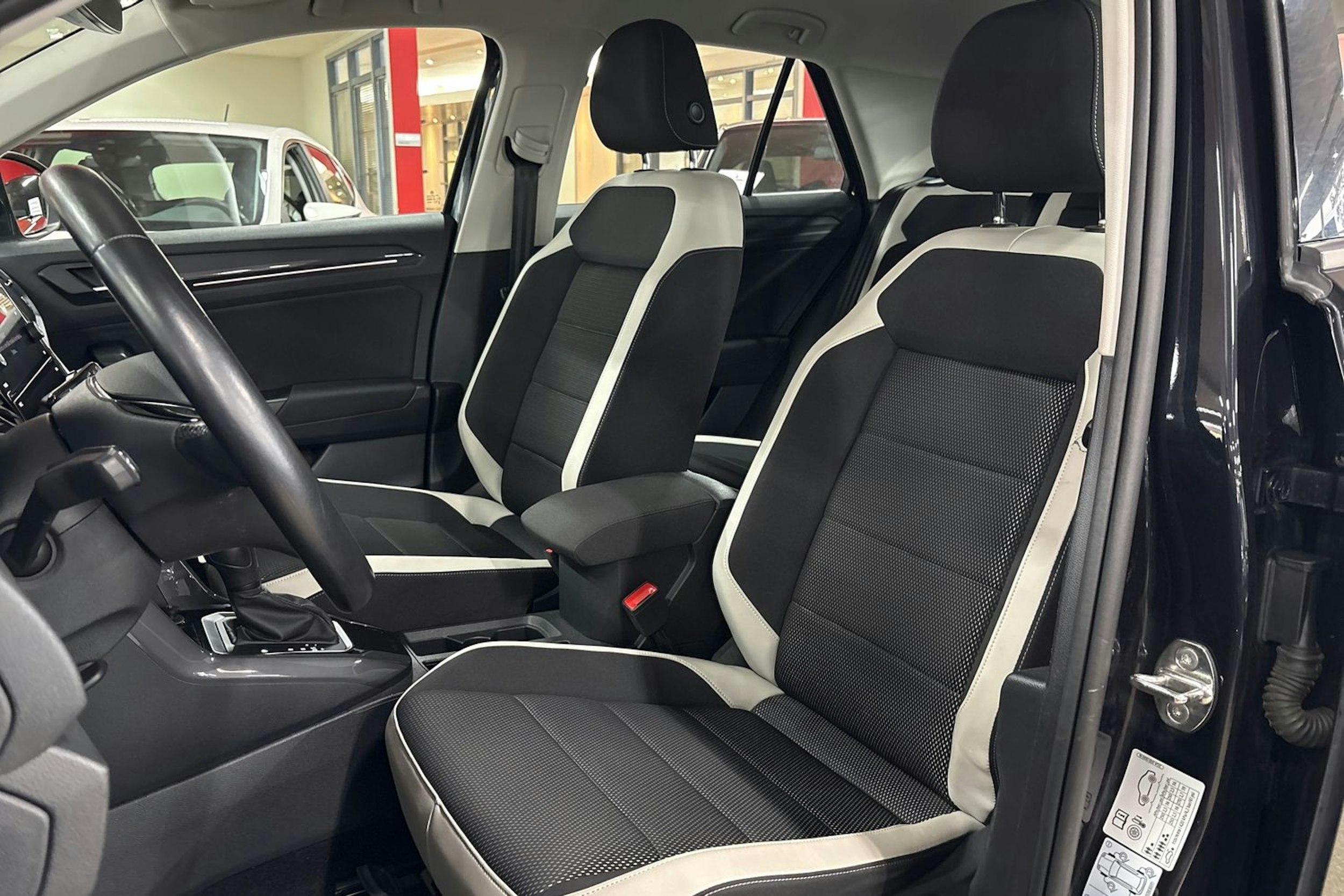 Musta Volkswagen T-Roc 2022 kuva 26.