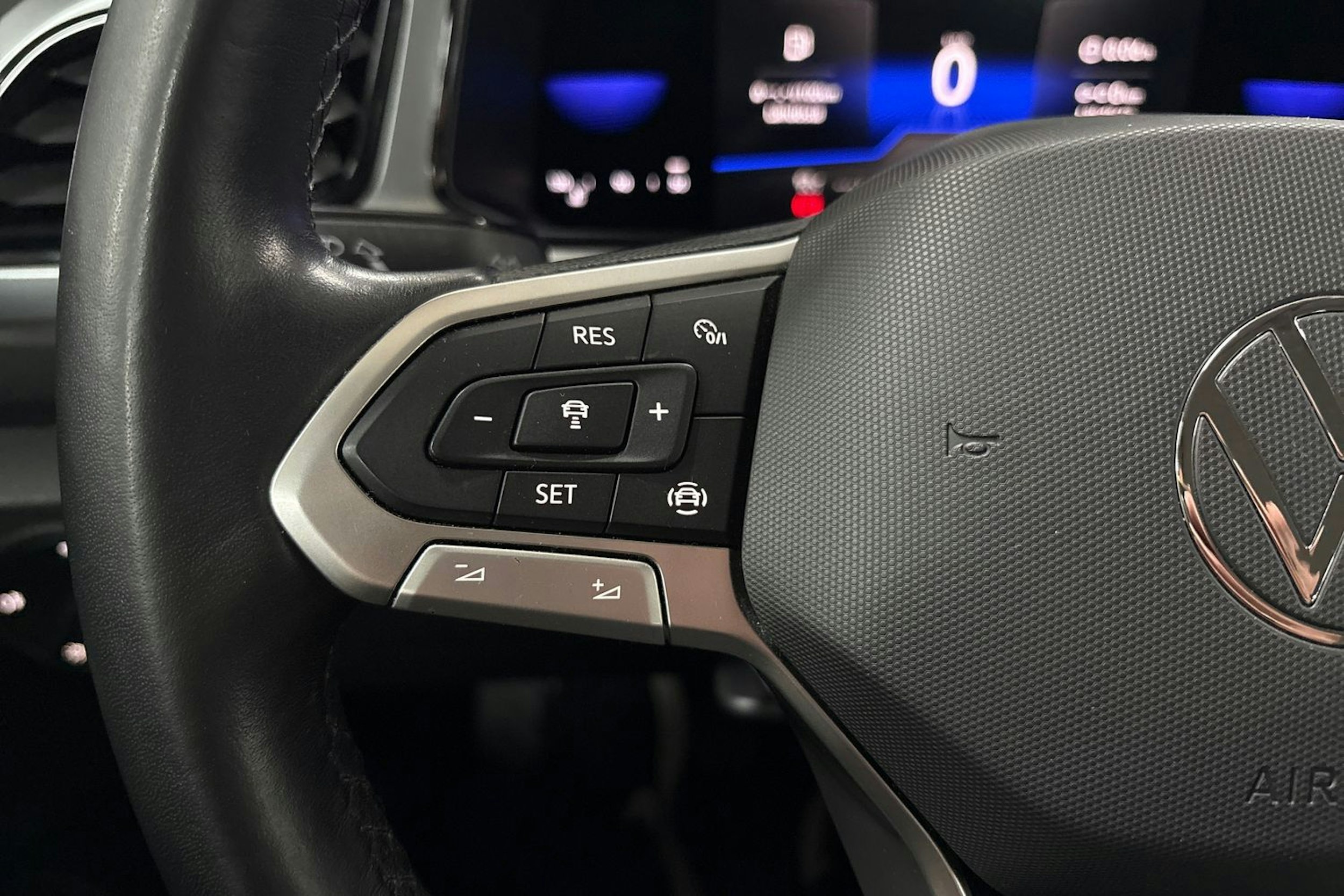 Sininen Volkswagen T-Roc 2022 kuva 16.