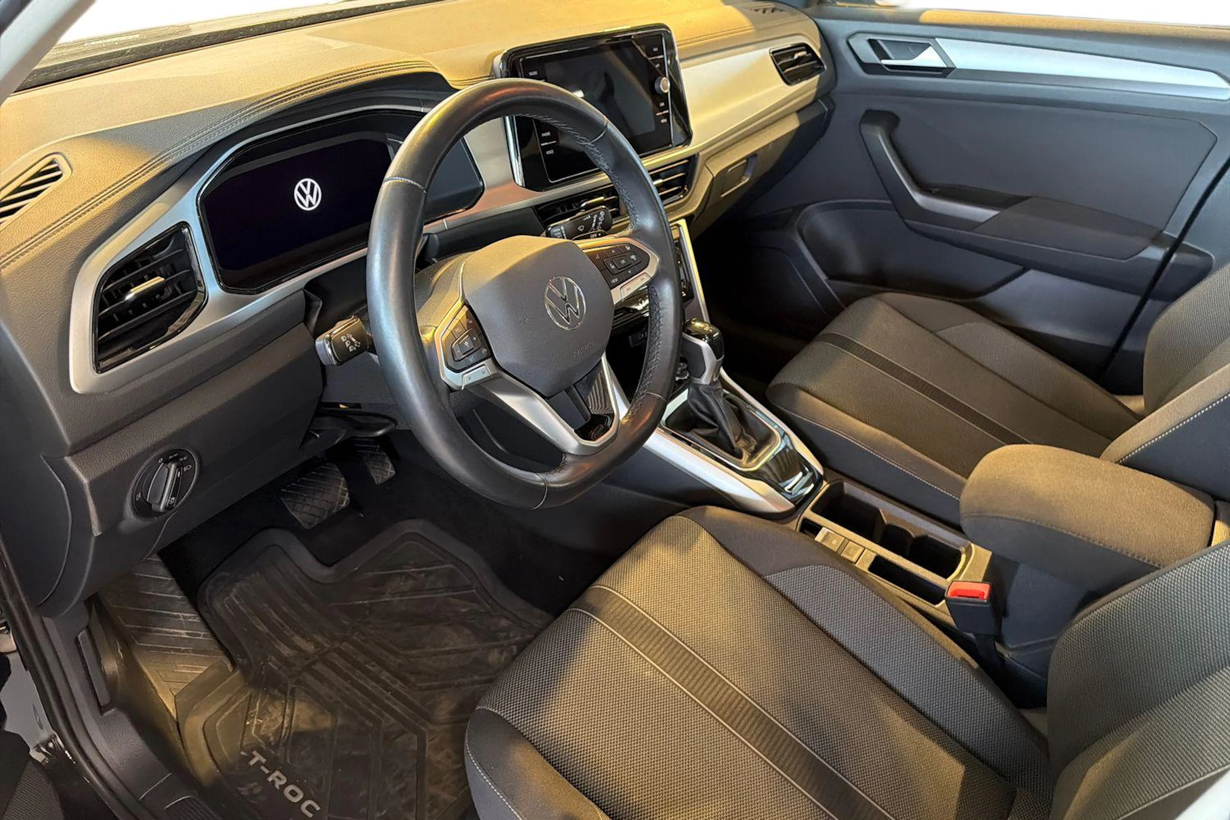 musta Volkswagen T-Roc 2022 kuva 3.