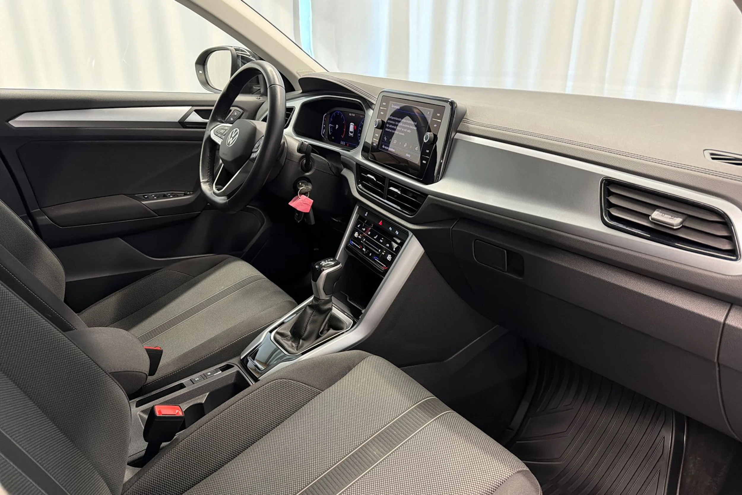 musta Volkswagen T-Roc 2022 kuva 11.
