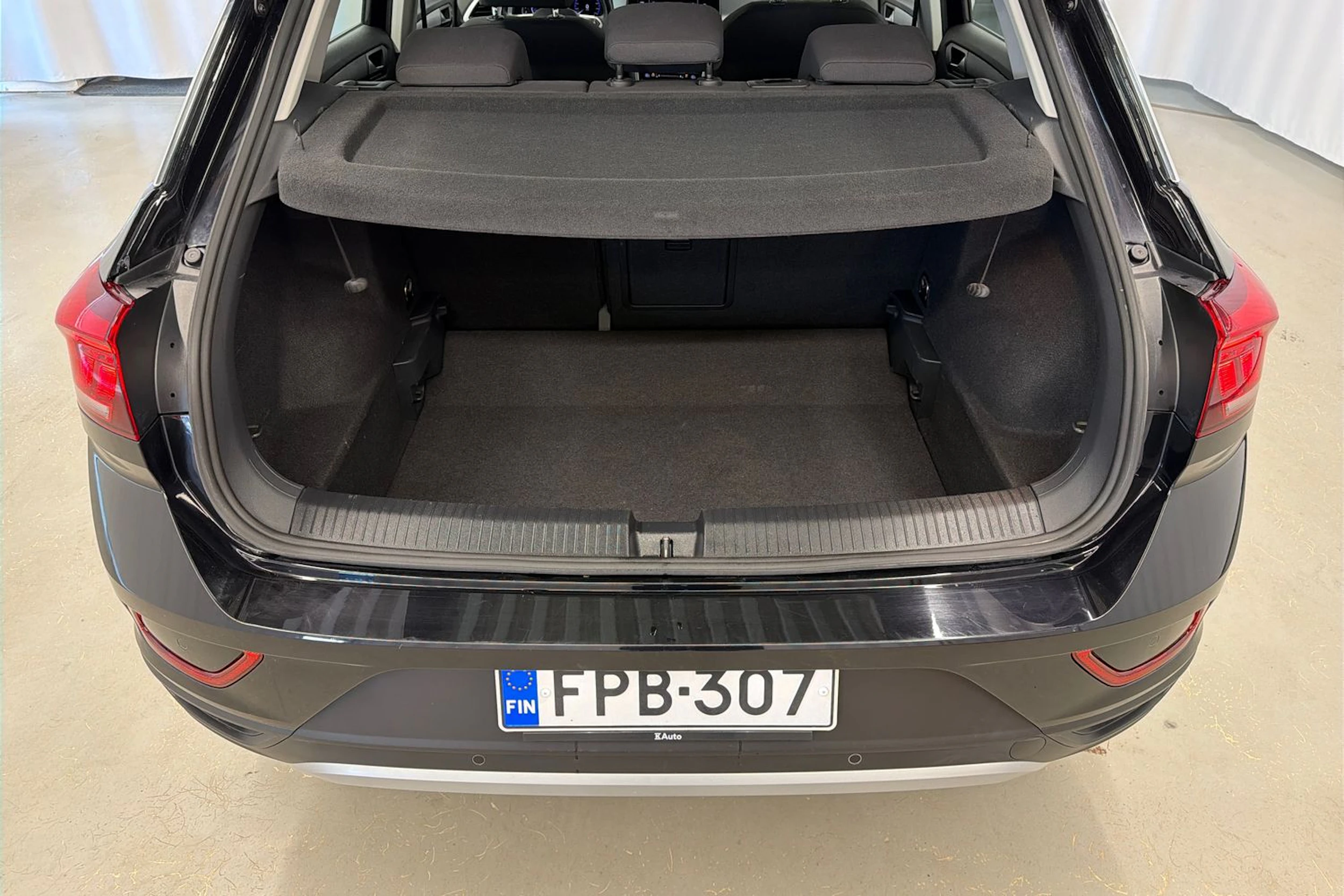 musta Volkswagen T-Roc 2022 kuva 13.