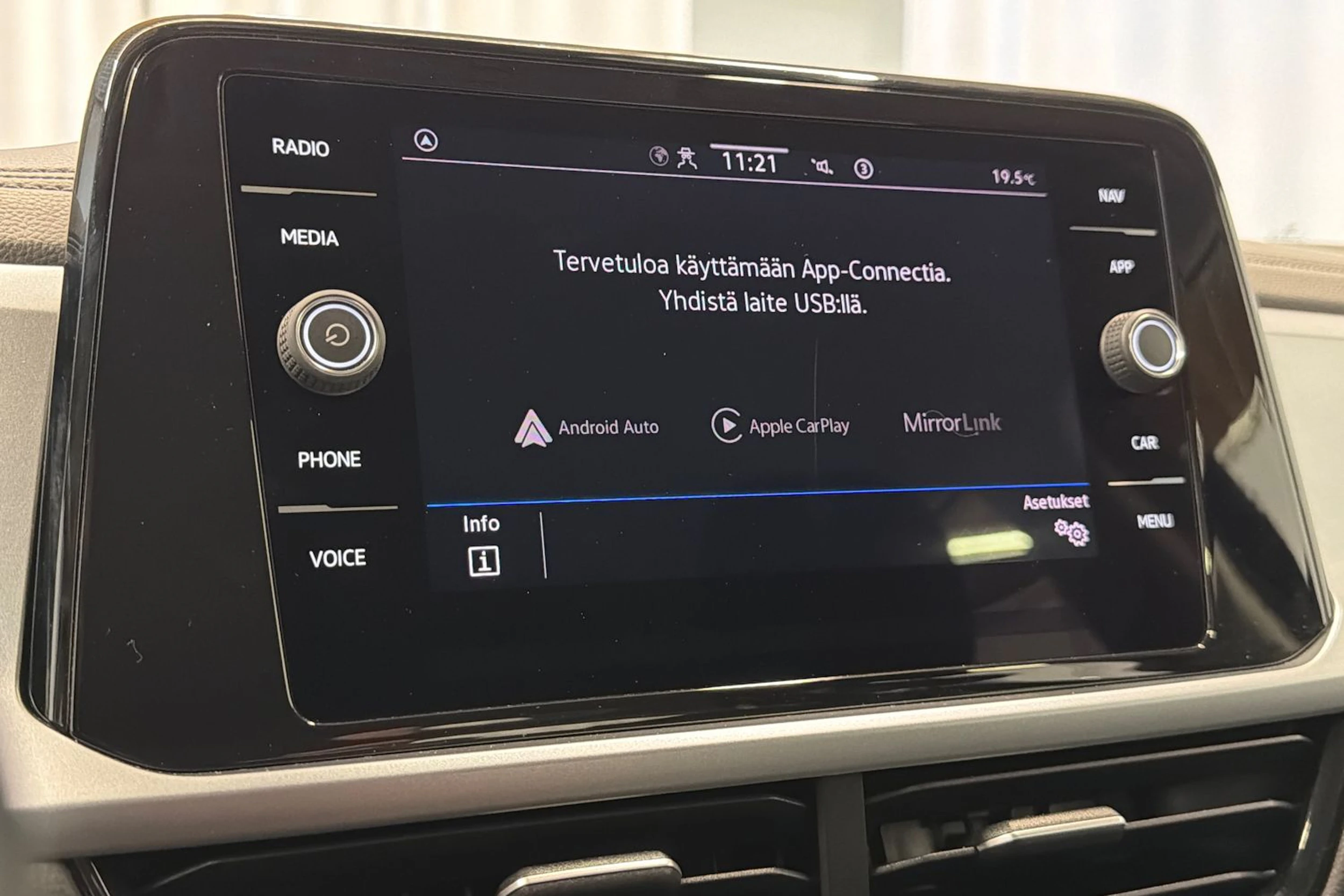 musta Volkswagen T-Roc 2022 kuva 20.