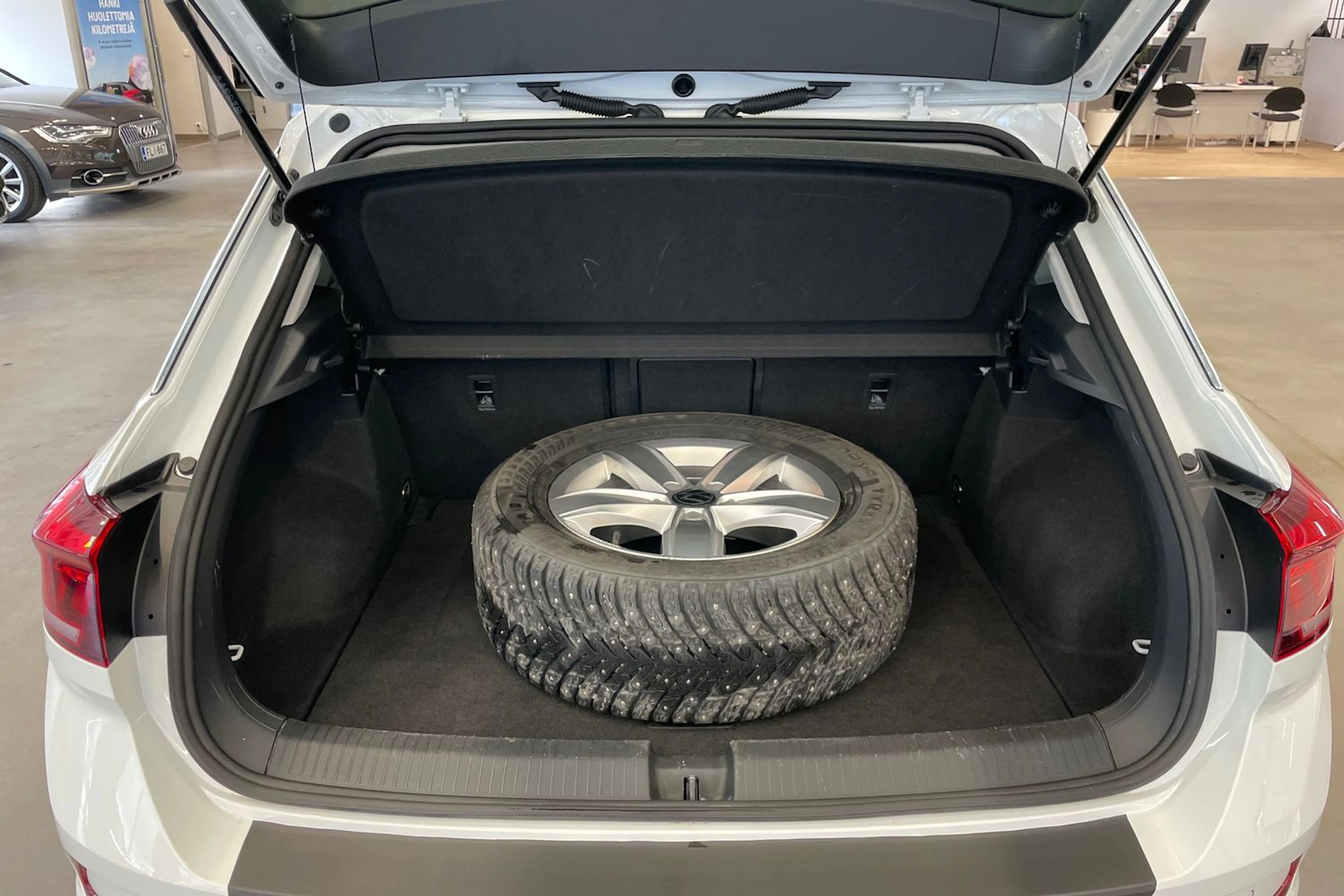 Valkoinen Volkswagen T-Roc 2022 kuva 22.
