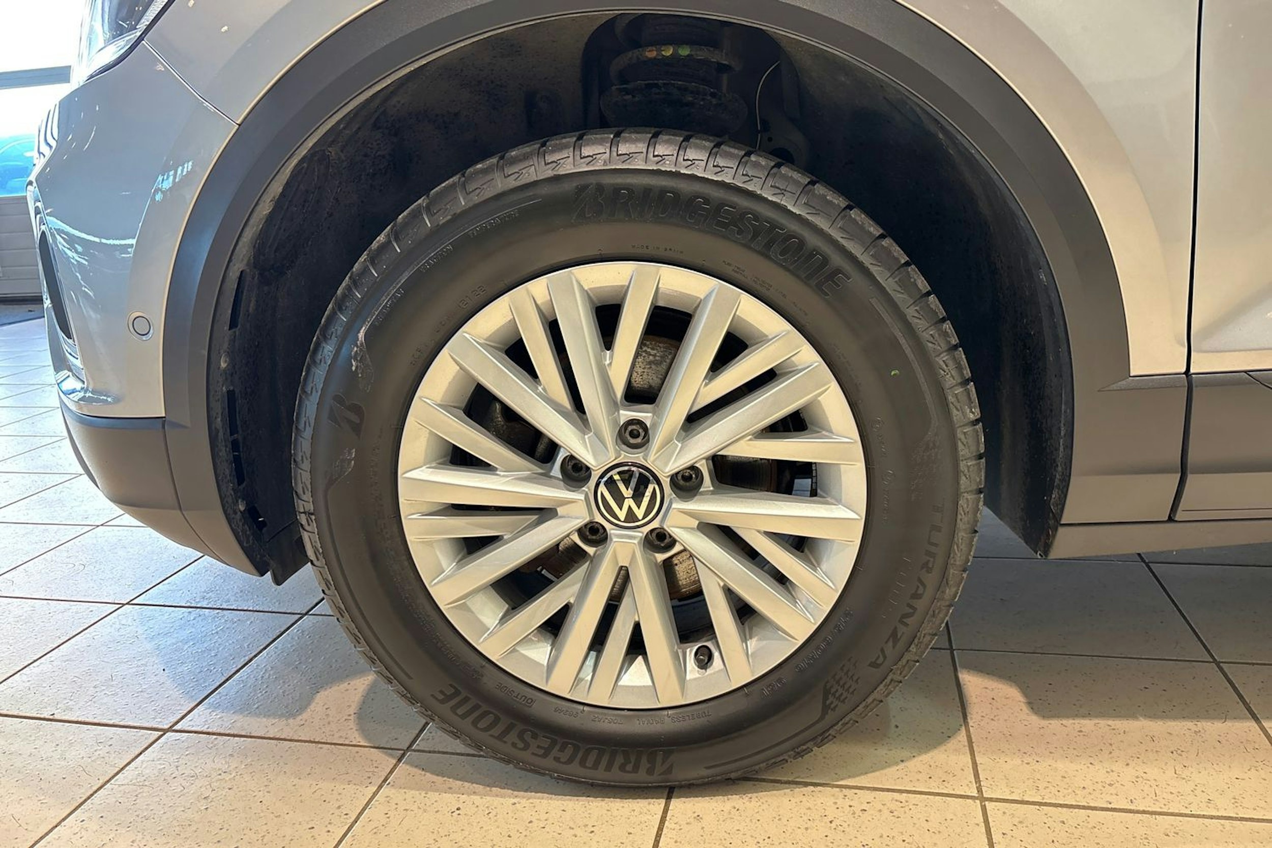 harmaa Volkswagen T-Roc 2022 kuva 13.