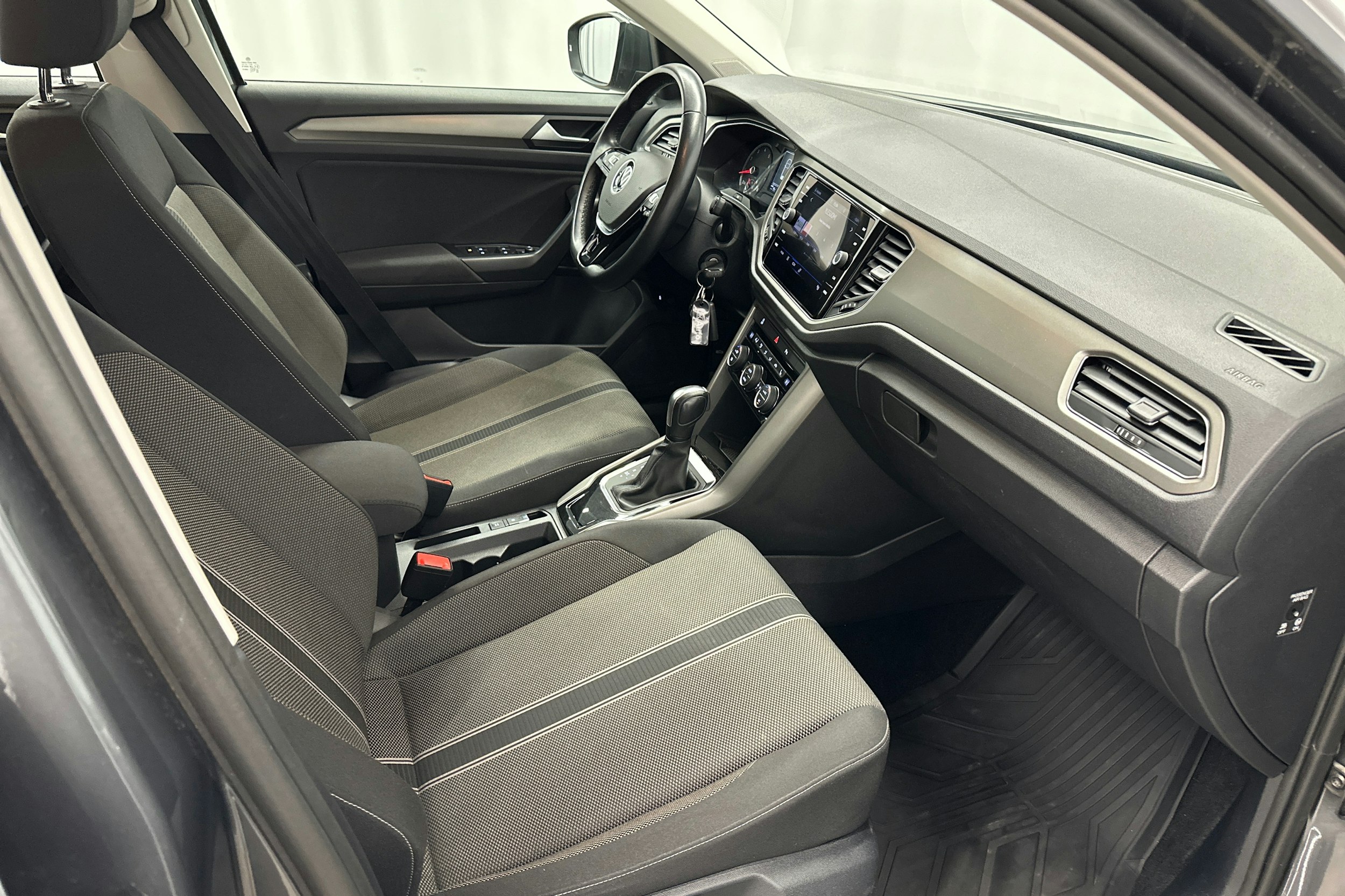harmaa Volkswagen T-Roc 2022 kuva 13.