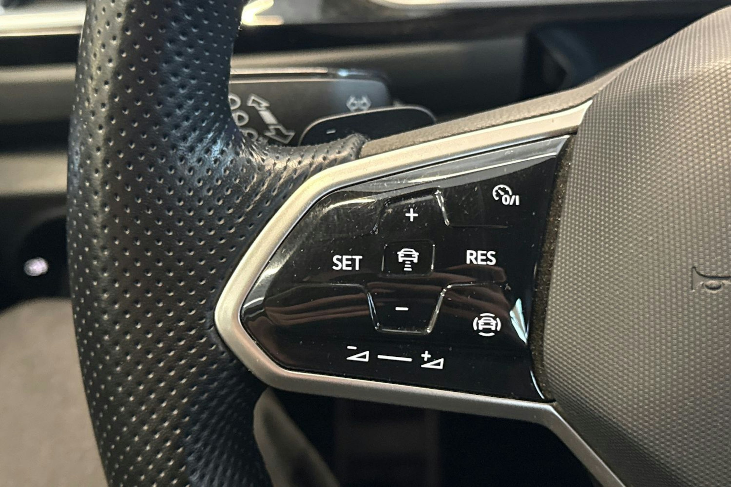 harmaa Volkswagen T-Roc 2022 kuva 17.