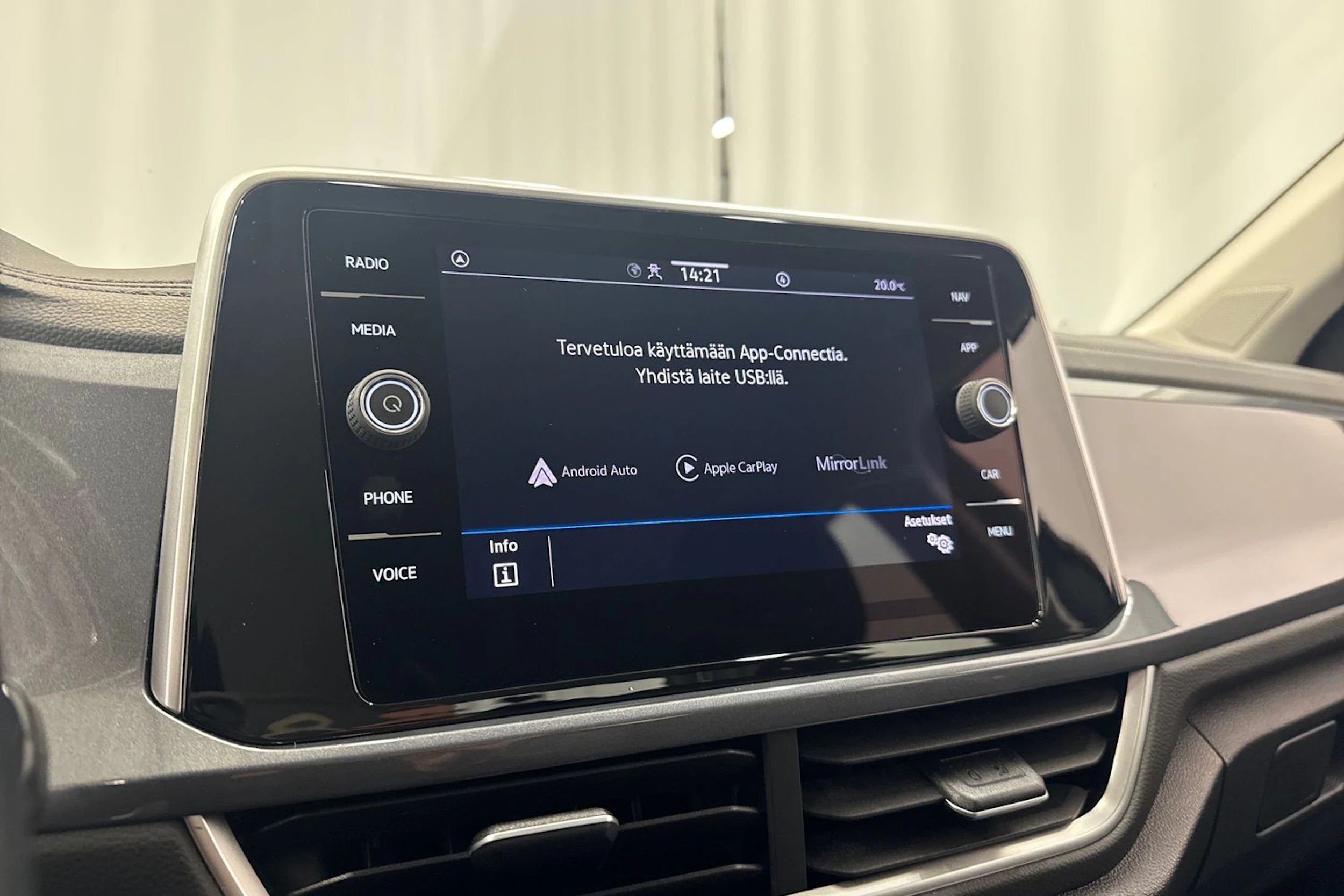 sininen Volkswagen T-Roc 2022 kuva 21.