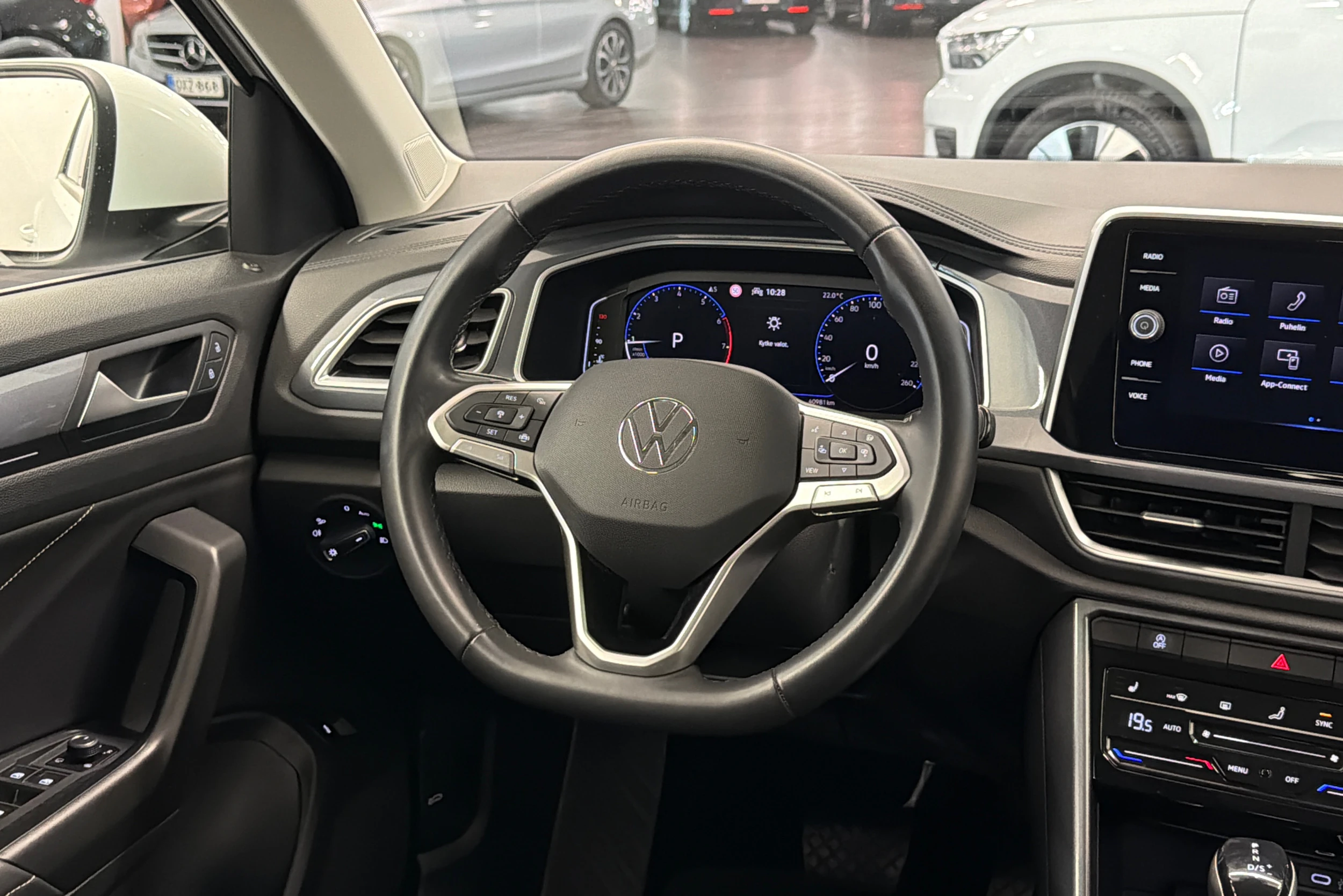 valkoinen Volkswagen T-Roc 2022 kuva 13.