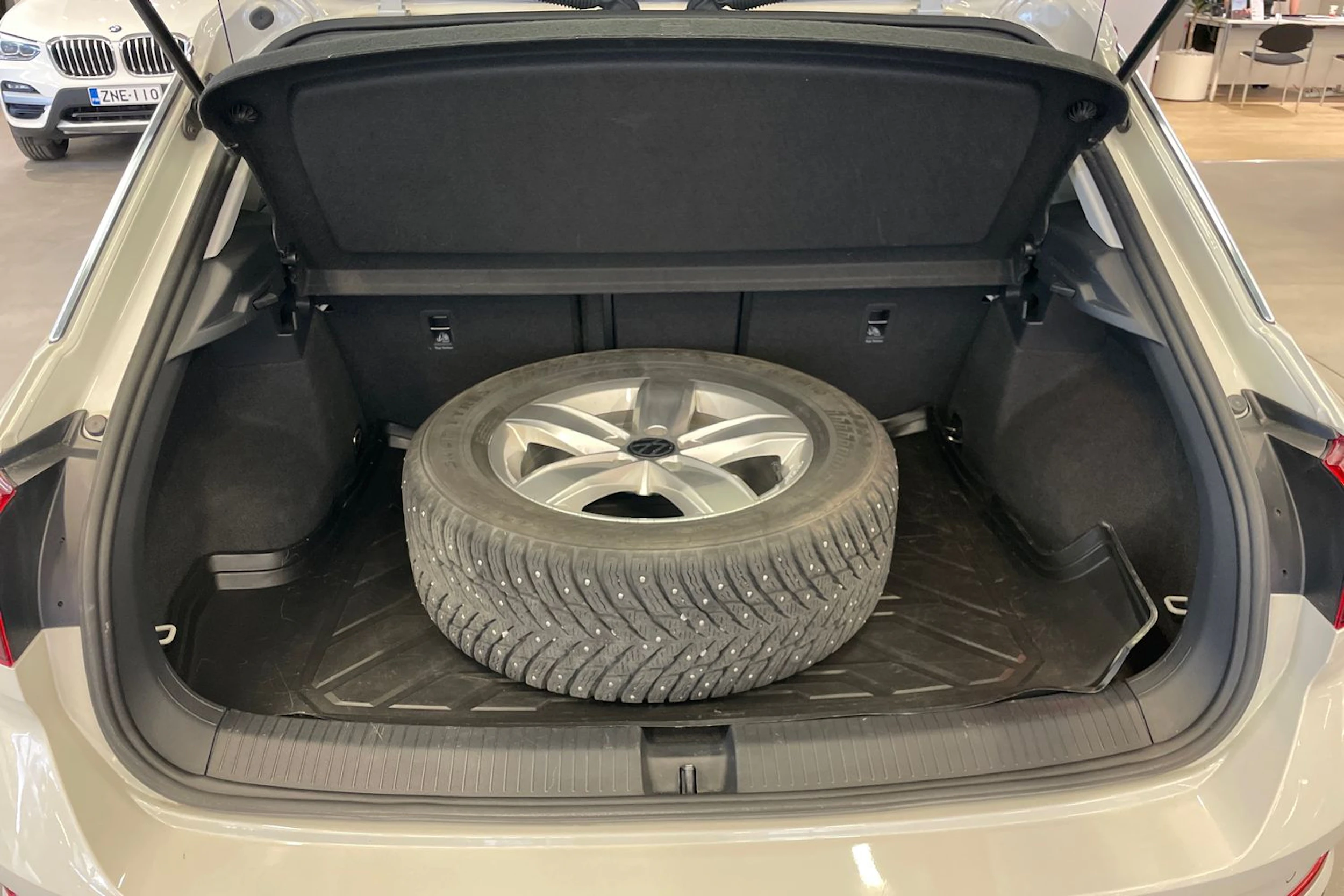 harmaa Volkswagen T-Roc 2022 kuva 16.