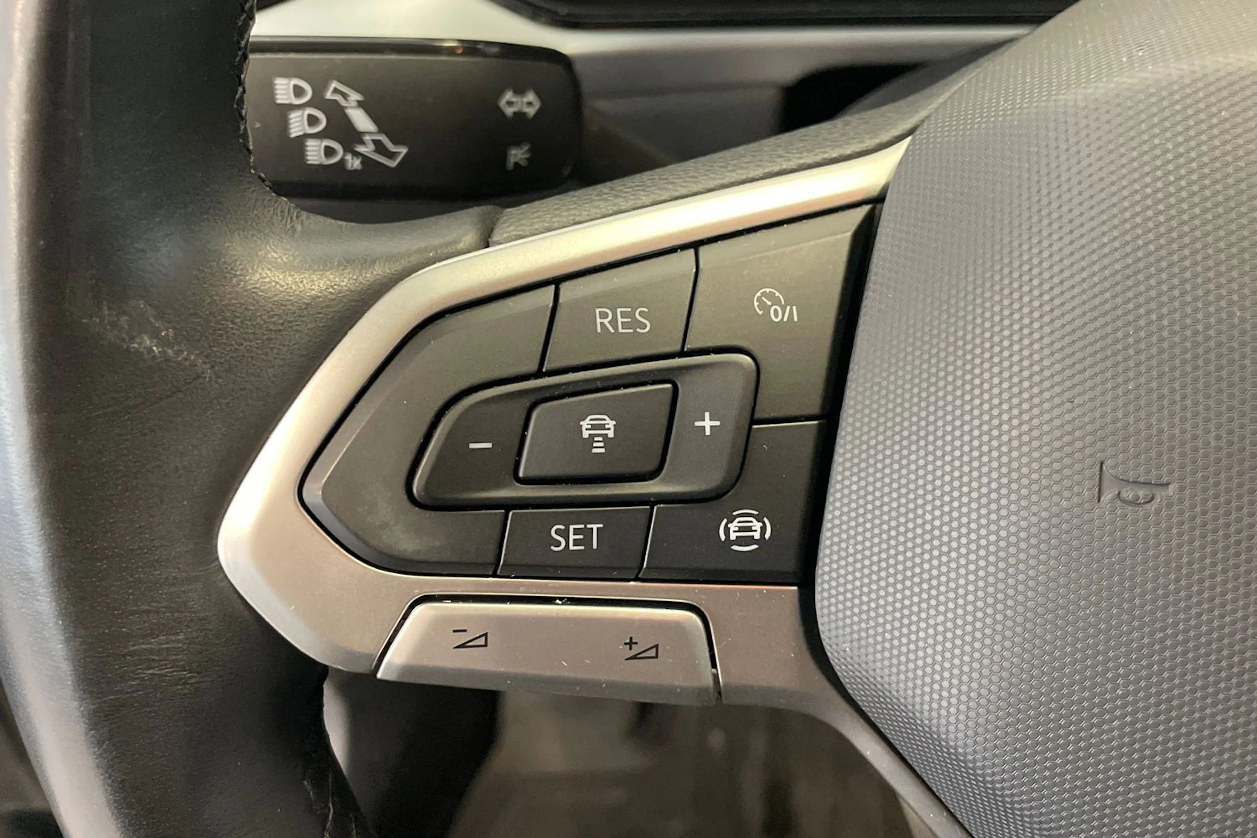 harmaa Volkswagen T-Roc 2022 kuva 17.