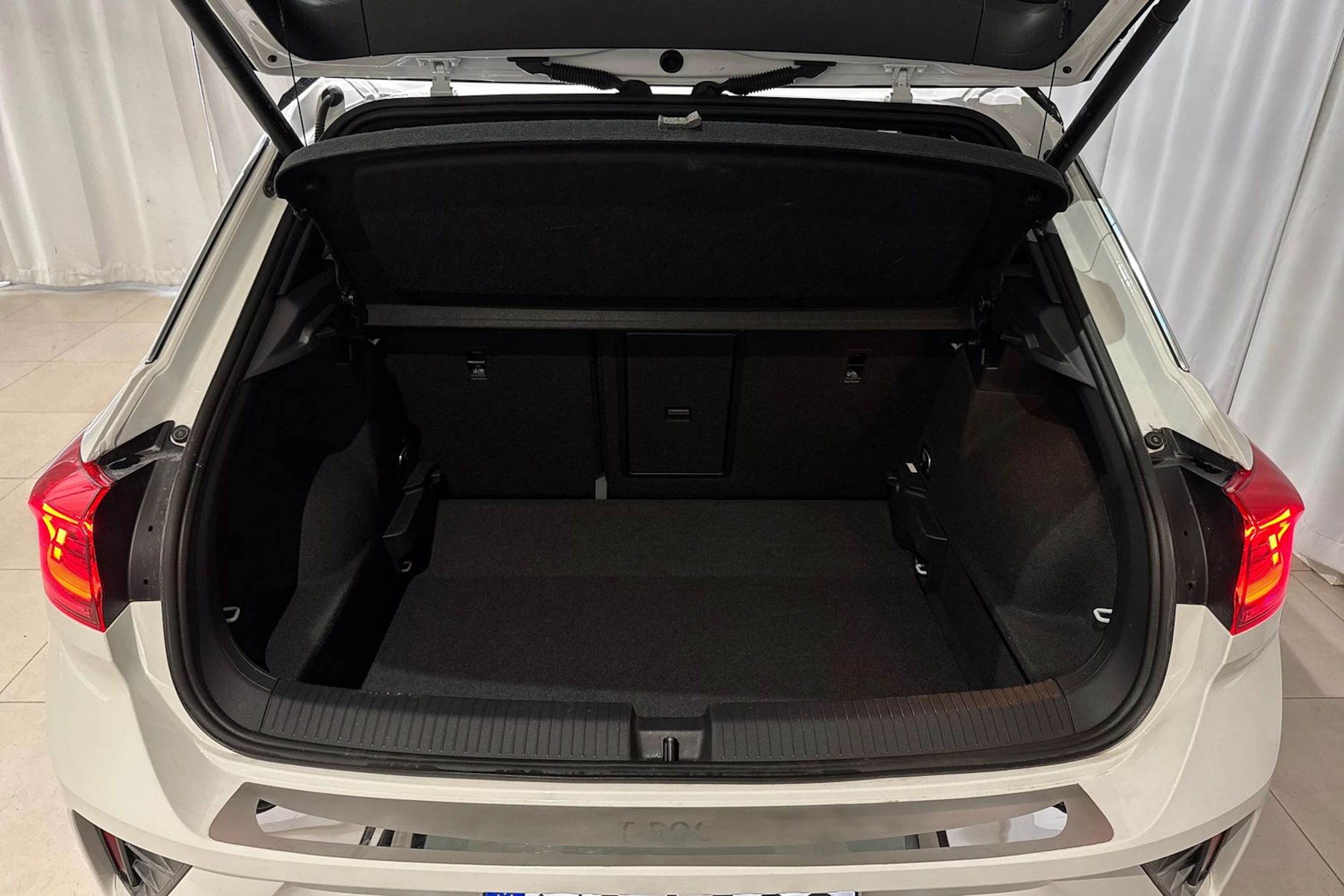 valkoinen Volkswagen T-Roc 2022 kuva 16.